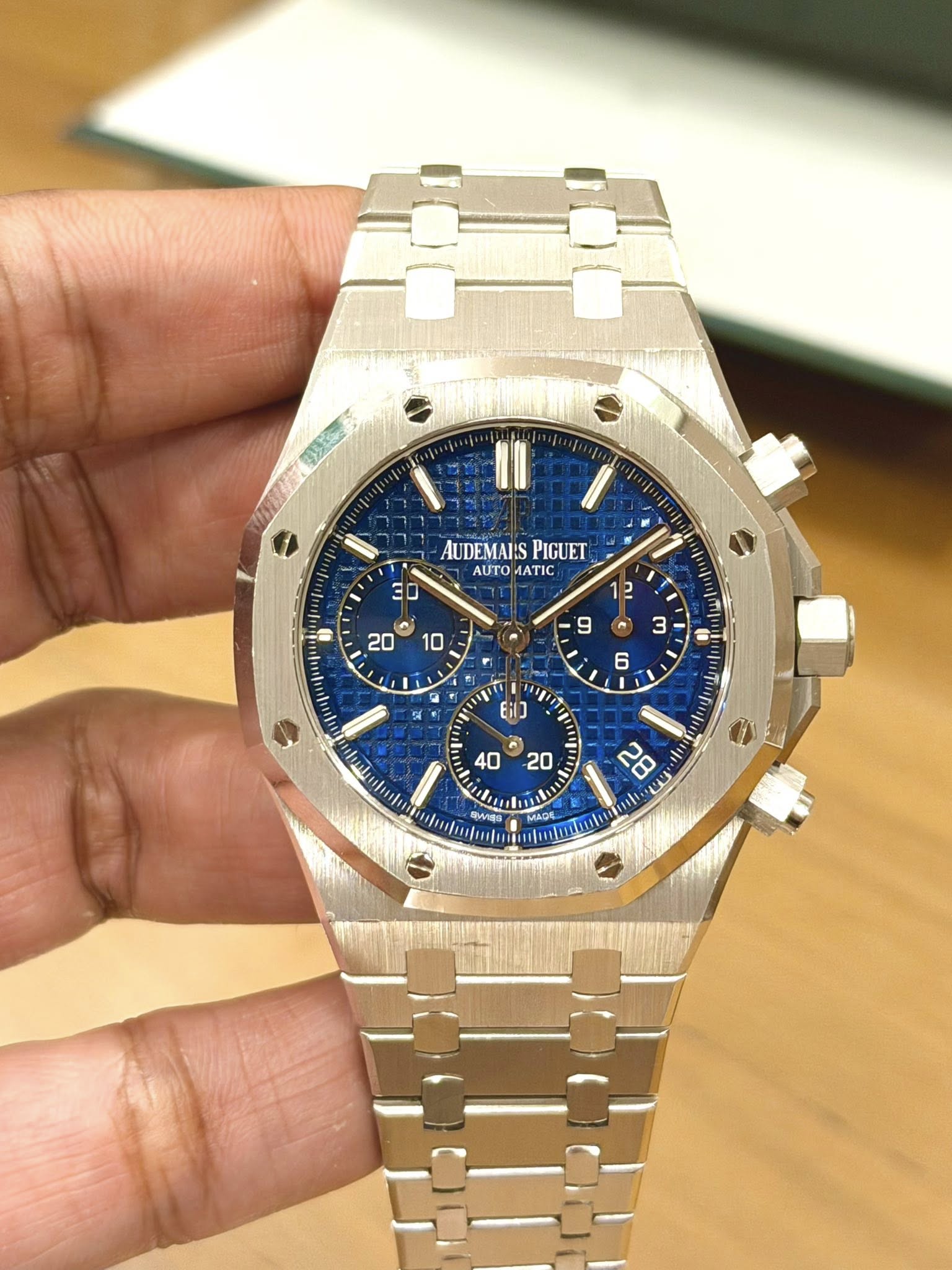 May be an image of wrist watch and text that says 'AUDEMAI'S PIGUET ET AUTOMATIC AUTO ΑΑΤΙΣ I EiIJ απήα R ls Wae रमे'