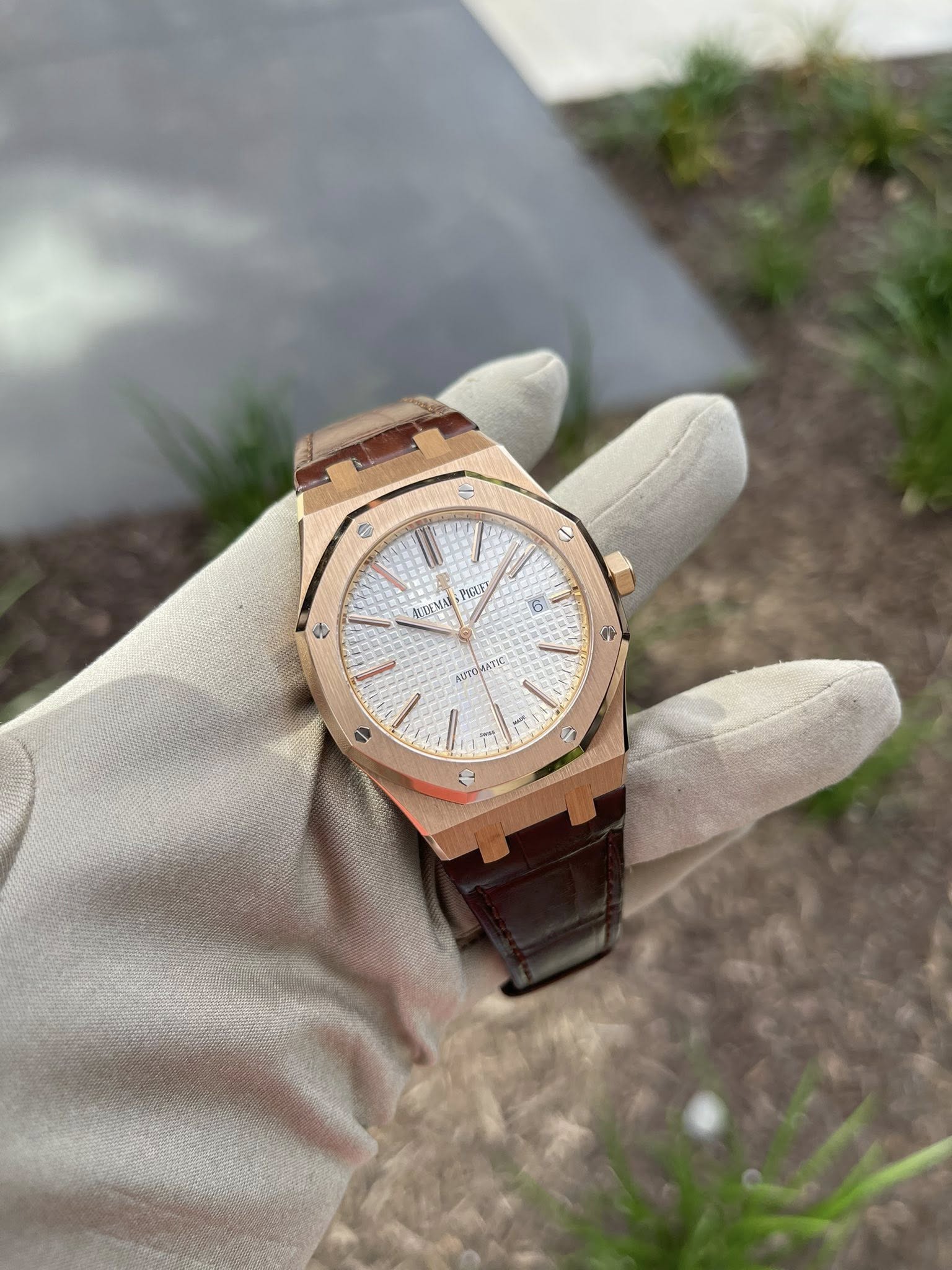 May be an image of wrist watch and text that says '- 0 PHOE AATEMU 4 6 神 AUTOMATIC ١ 11 S'