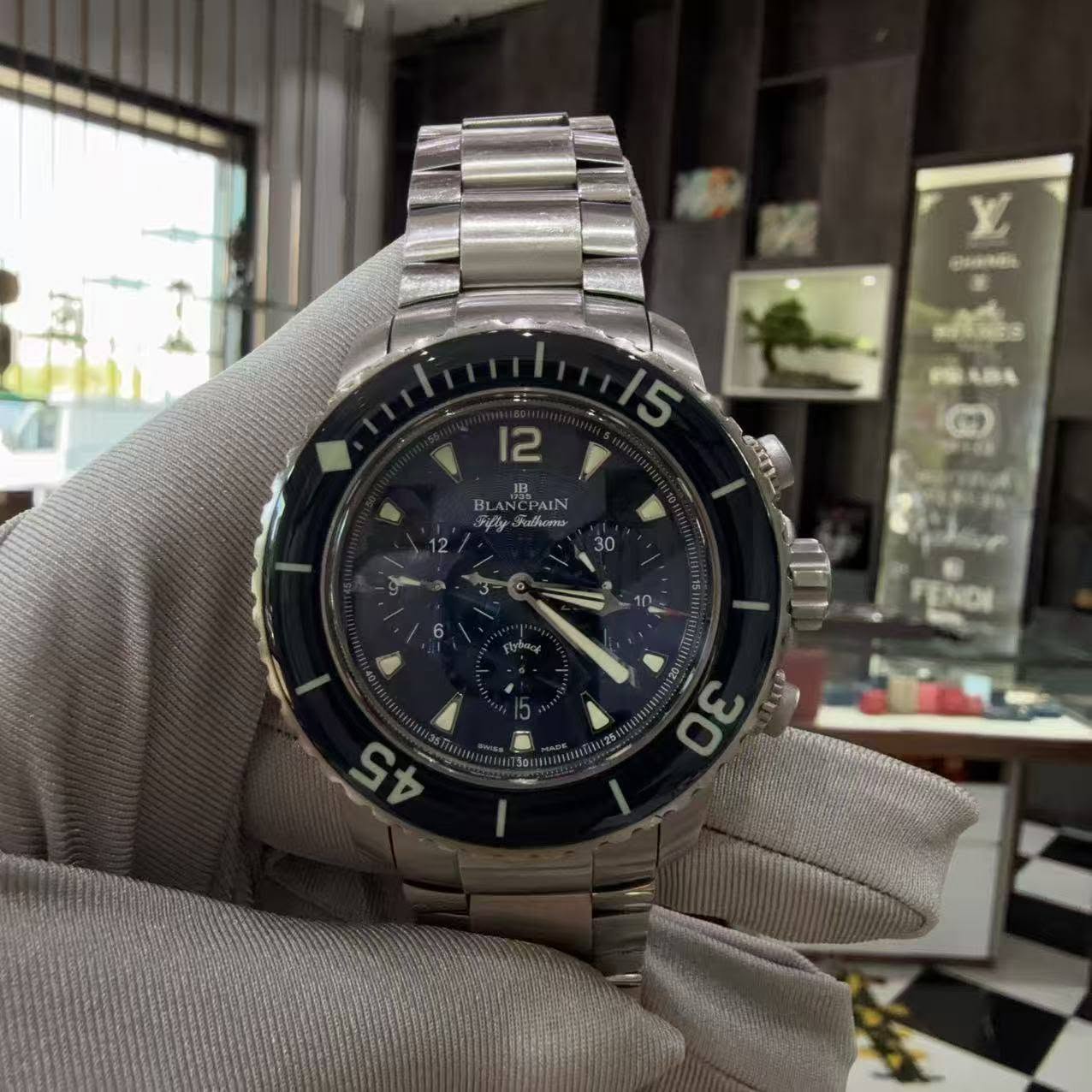 May be an image of wrist watch and text that says 'M 2 5 B M 小 0 "'
