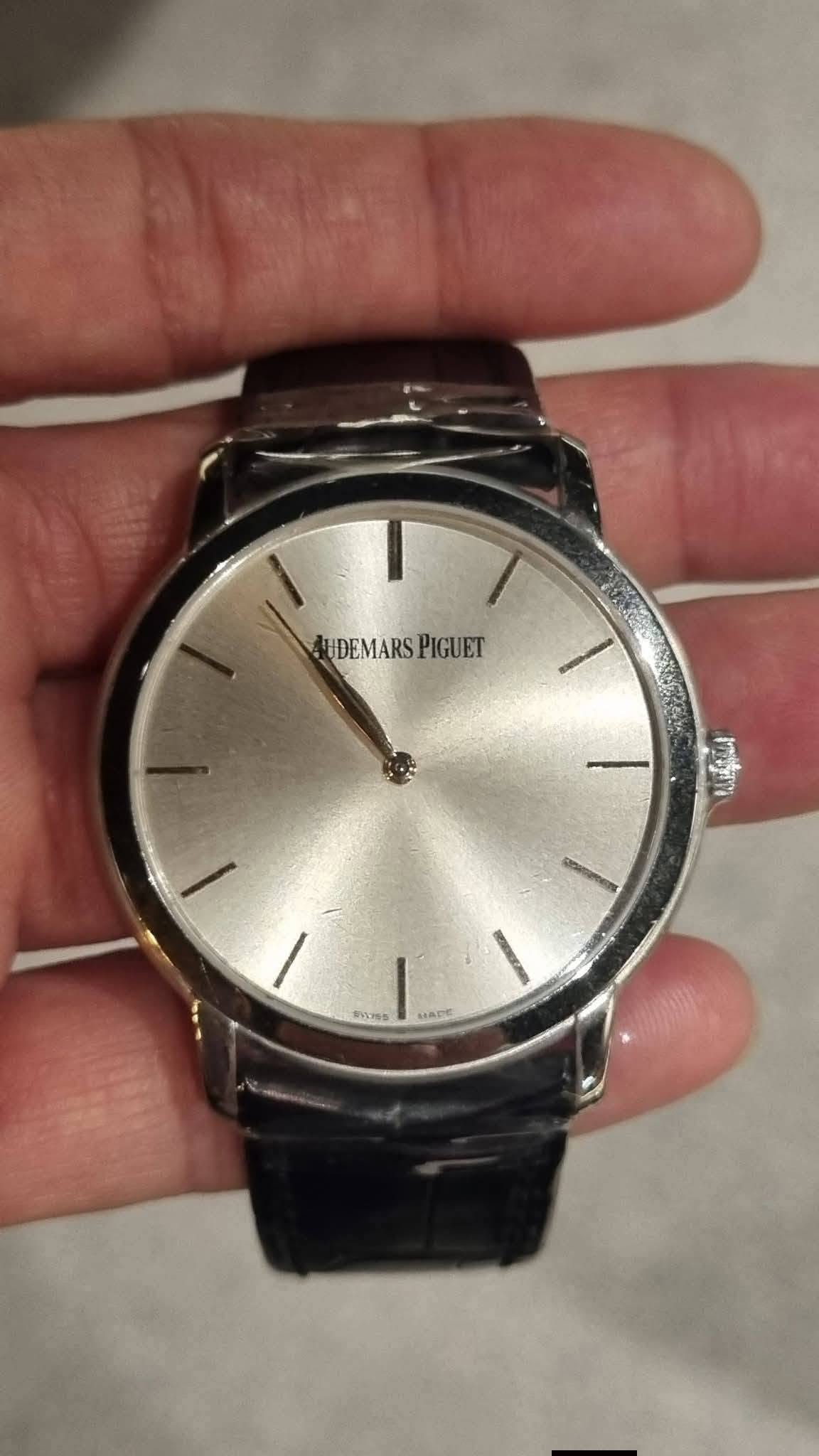 May be an image of wrist watch and text that says 'UDEMARS UDEMARSPIGUET PIGUET RNS75 HapE'