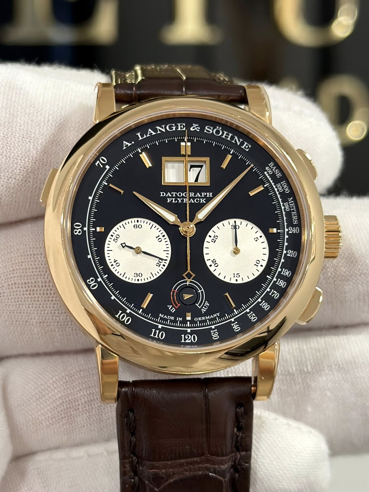 May be an image of wrist watch and text that says 'LA LANGE と SOHNE A ag 70 DATOG DATOCRAPH RAPH FLYEACK 80 60 50 OR 10 30 బర్ ひ 4 チ ผะ 30 NH οοι AB MADE E T GERMANY လ 130'