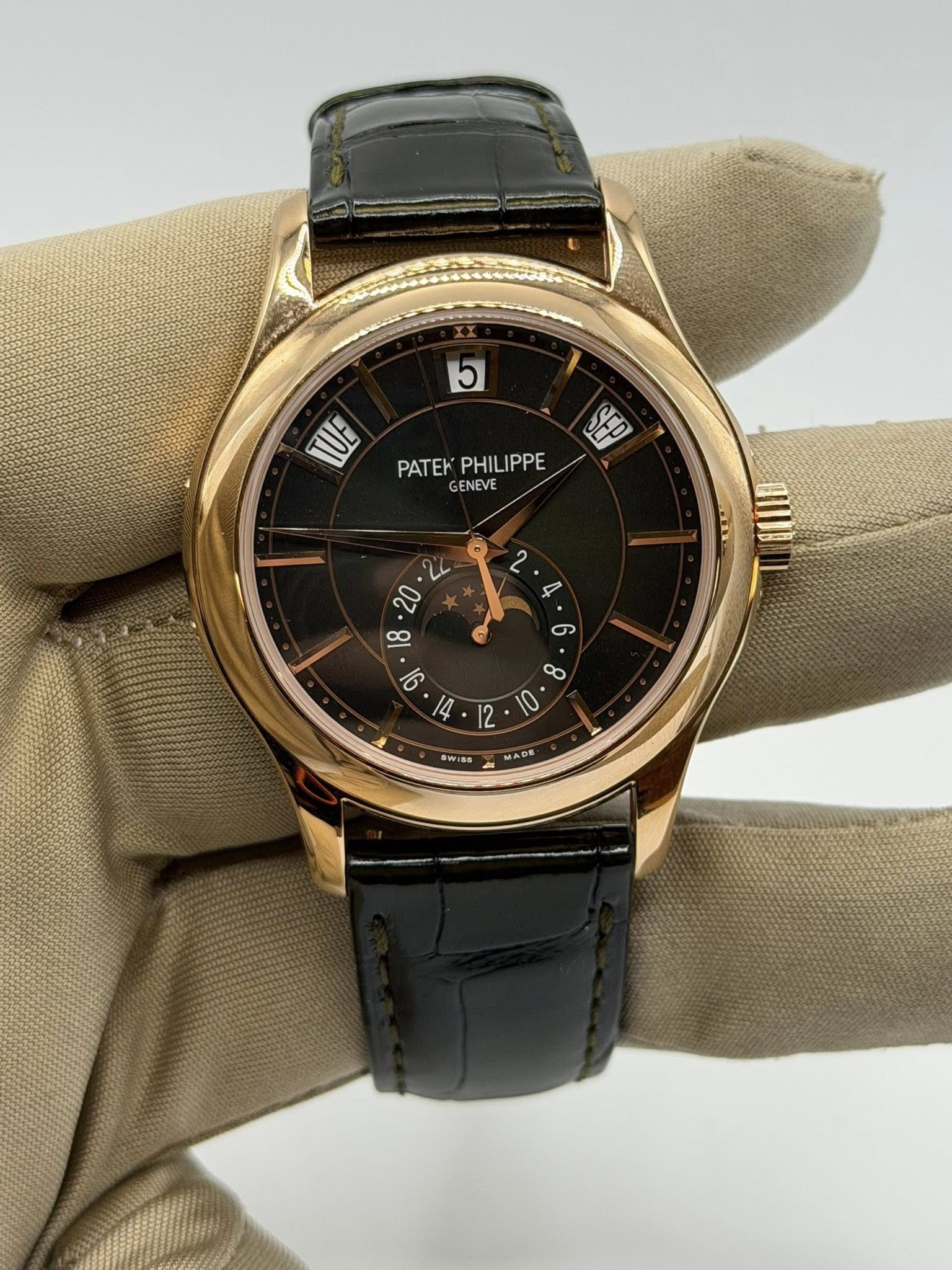 May be an image of wrist watch and text that says '5 6O PATEK PHIL PHILIPPE PATEKPHILIPPE IPPE GENEVE LL 20 8 16 ၈ 8 0 12 SWIRS WID WISs MADE'