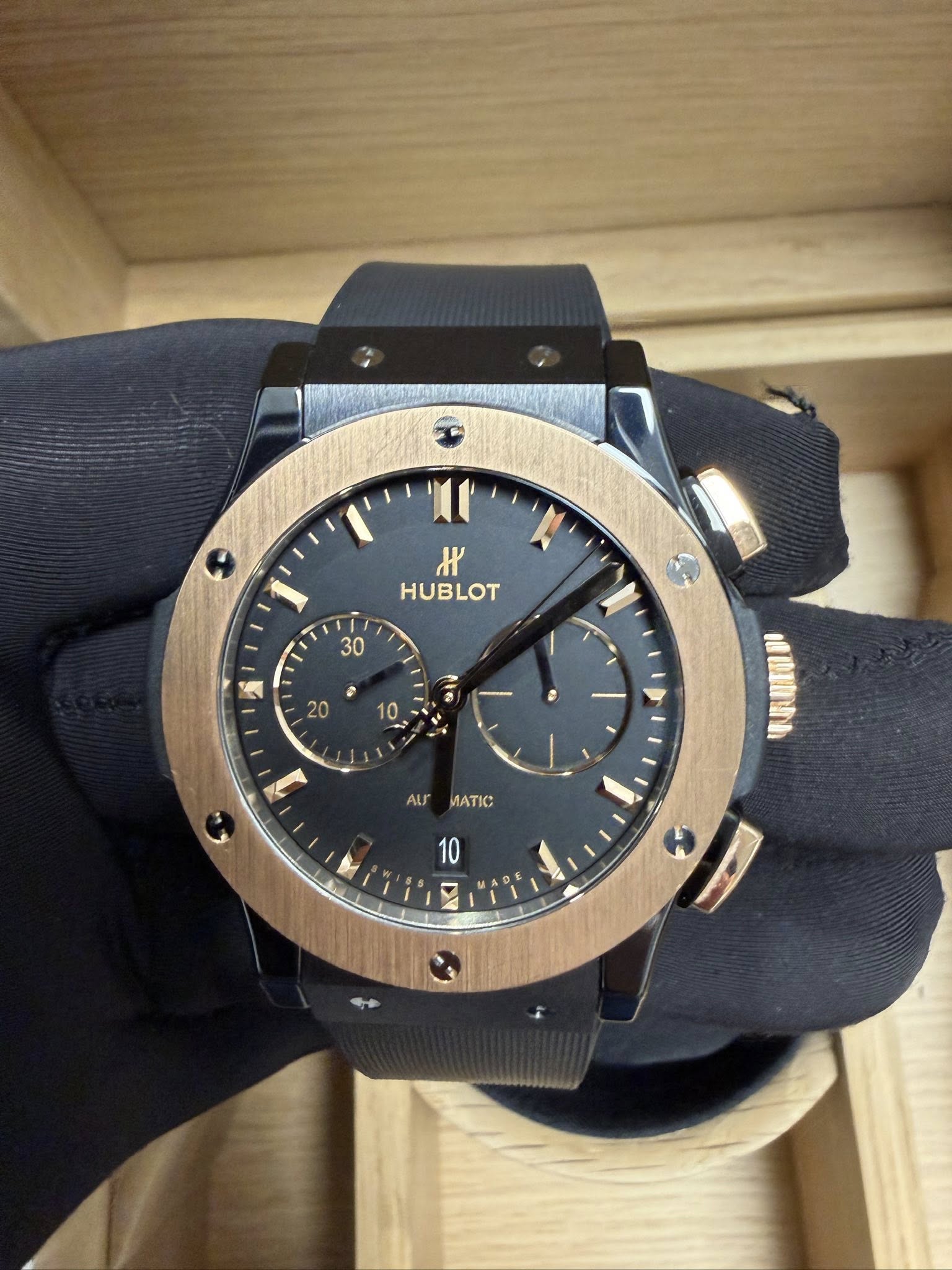 May be an image of wrist watch and text that says 'H HUBLOT 30 ١1 20 0 吉 10 • 1 ALL ΜATΙ #ሰመስስ 10'