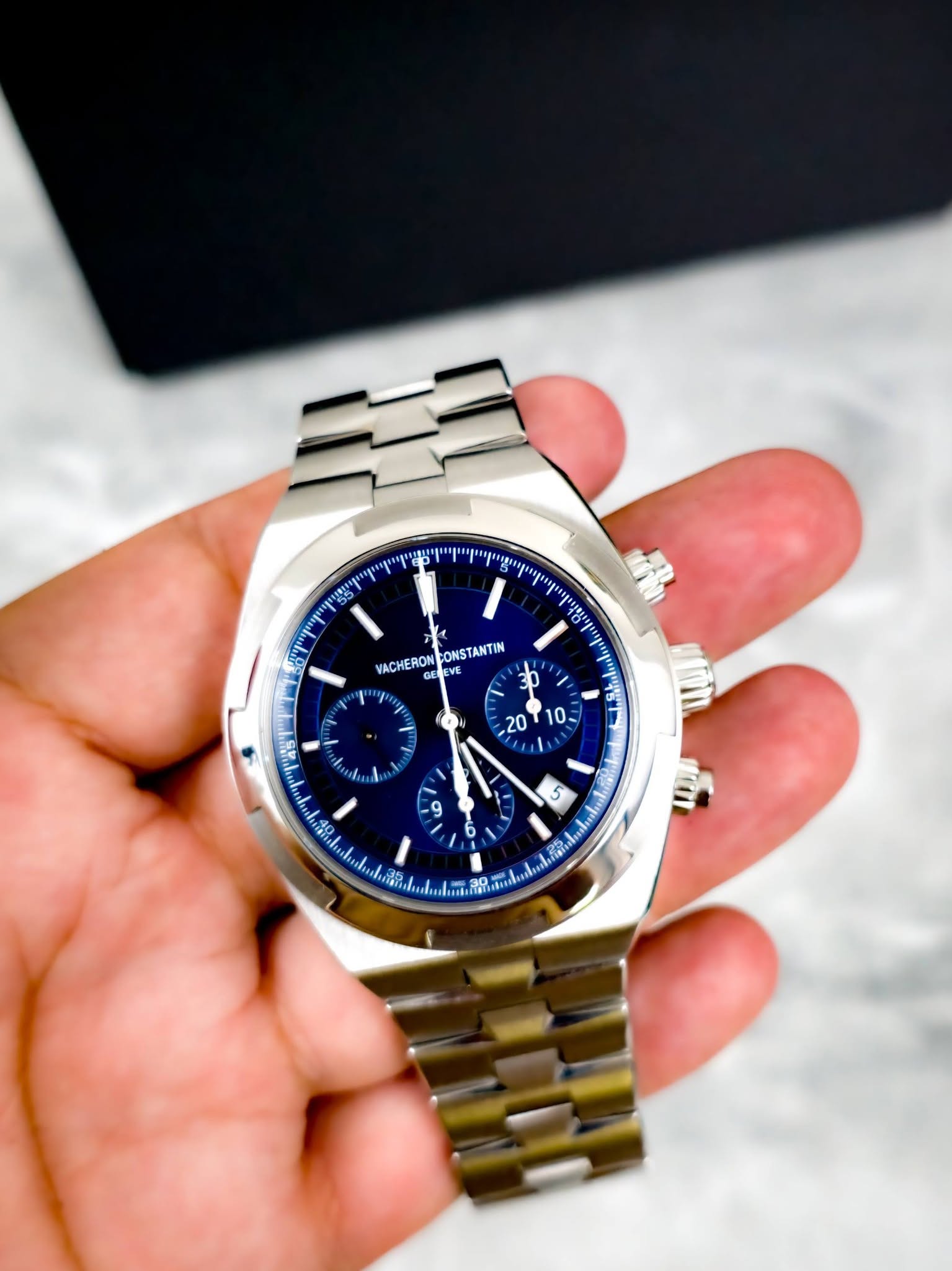 May be an image of wrist watch and text that says '55 VACHERON GELI EVE CONSTANTIN 4BT I 9 5 6 ih 微 አጋፋክ'