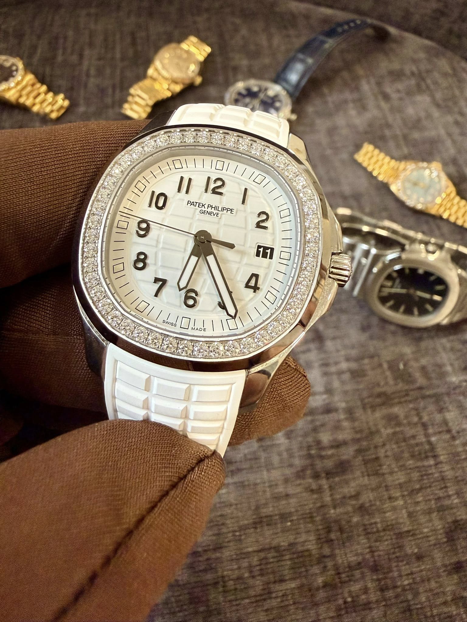 May be an image of wrist watch and text that says 'ah 1ㅁ 0/ 10 10 II 1112 12 PATEK PHIL GENEVE IPPE Dlad o SWISS 55 تدم'