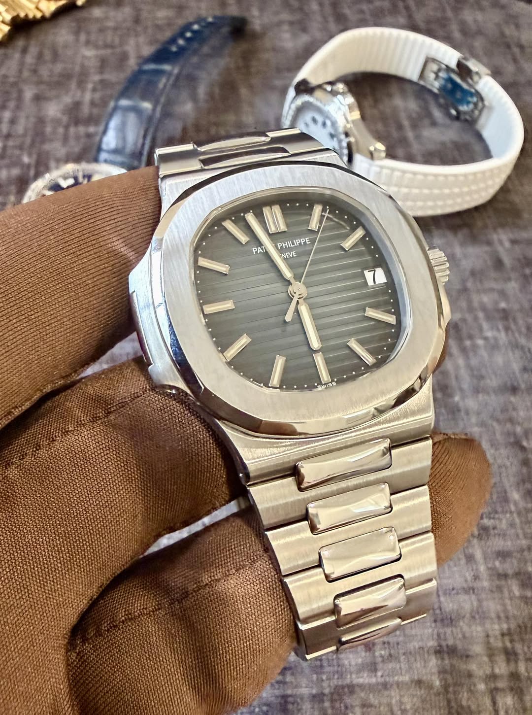 May be an image of wrist watch and text that says 'PAT PΗИPPE NEVE E ਪਤਾ EYE 1 iI'