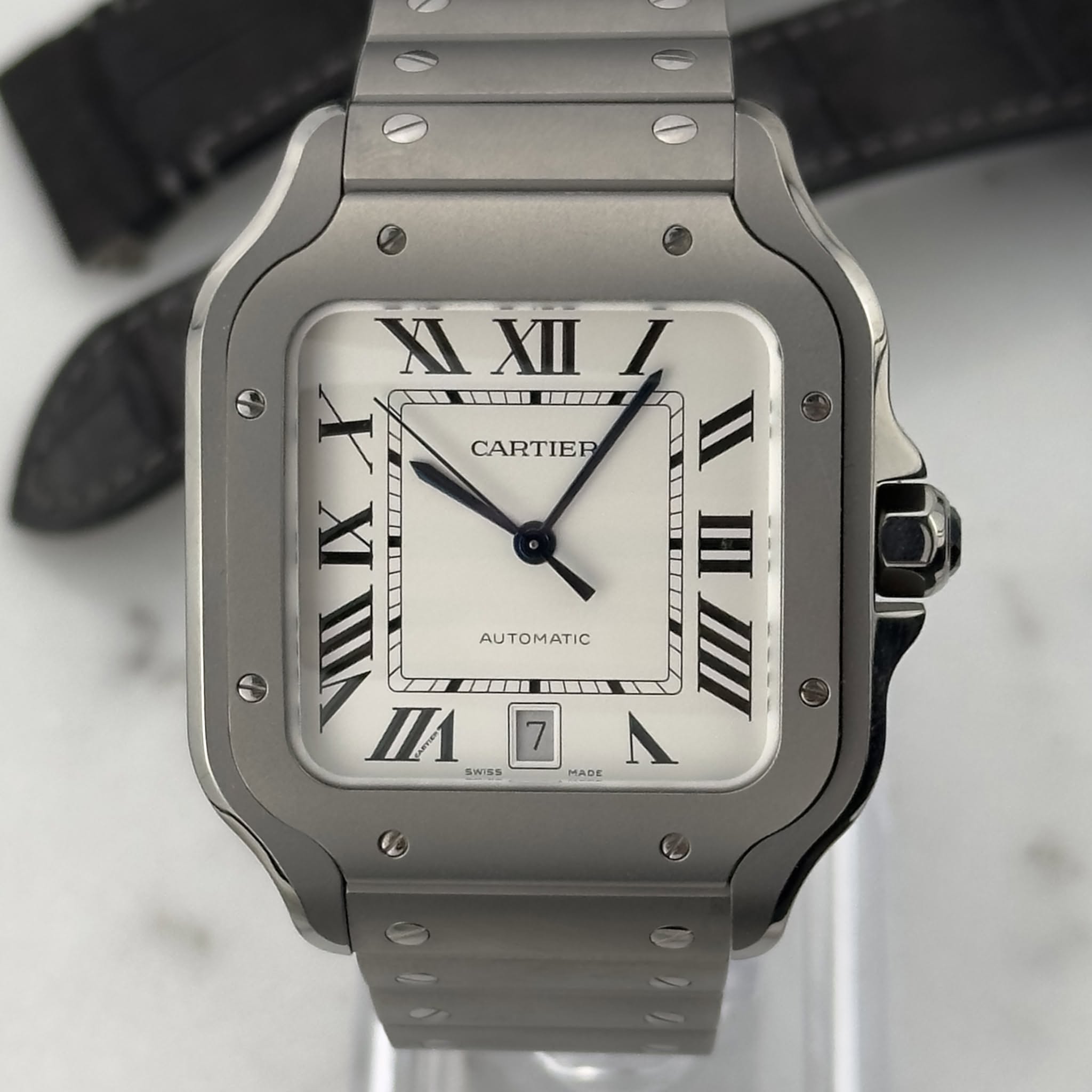 May be an image of wrist watch and text that says 'CARTIER XXIII I XII X · II IX سست u Ⅲ VII IM II ·ー集 III I 7 SWISS MAAE A AUTOMATIC'