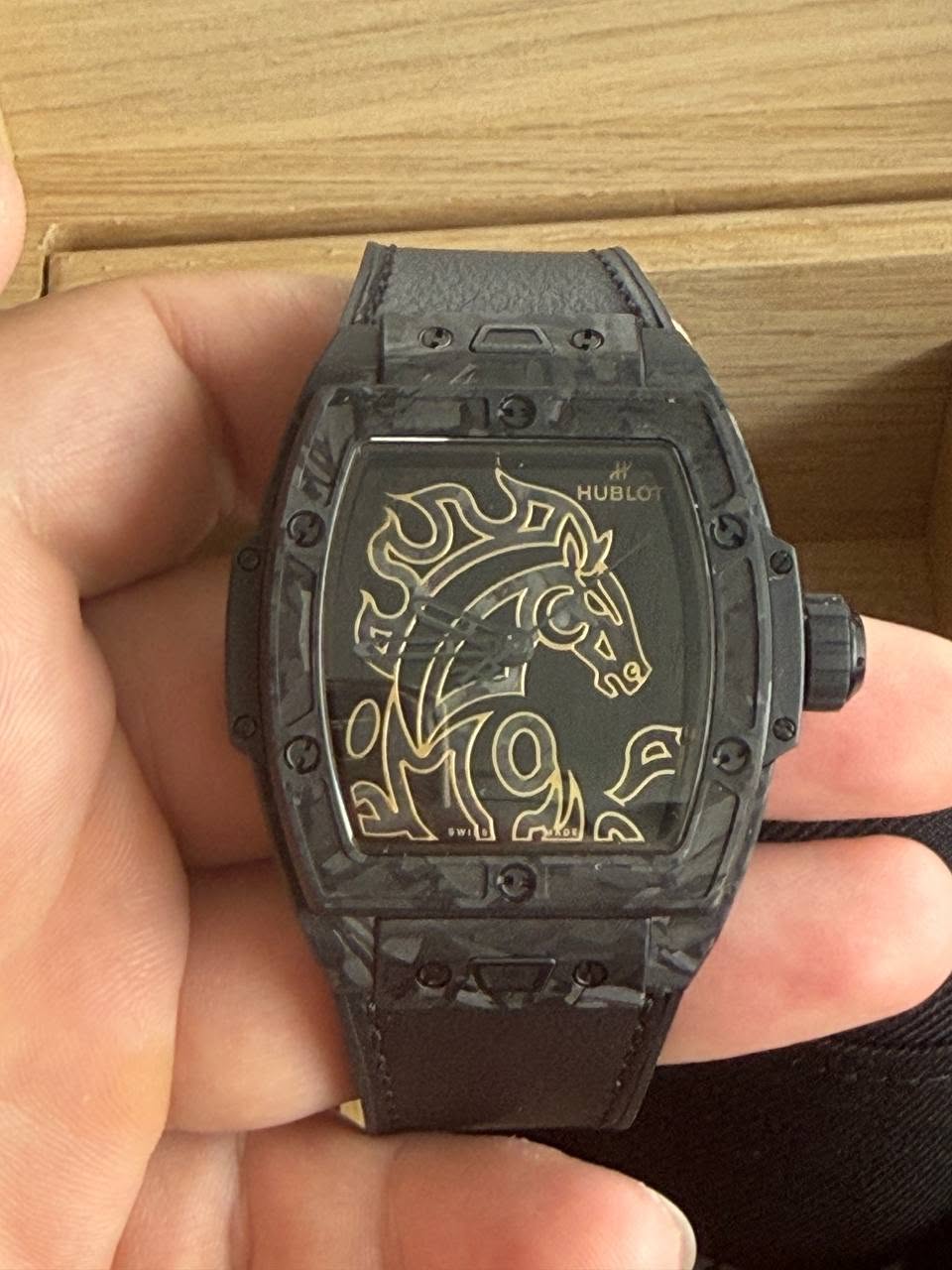 May be an image of digital watch and text that says 'HUBLO LO Mas ር'