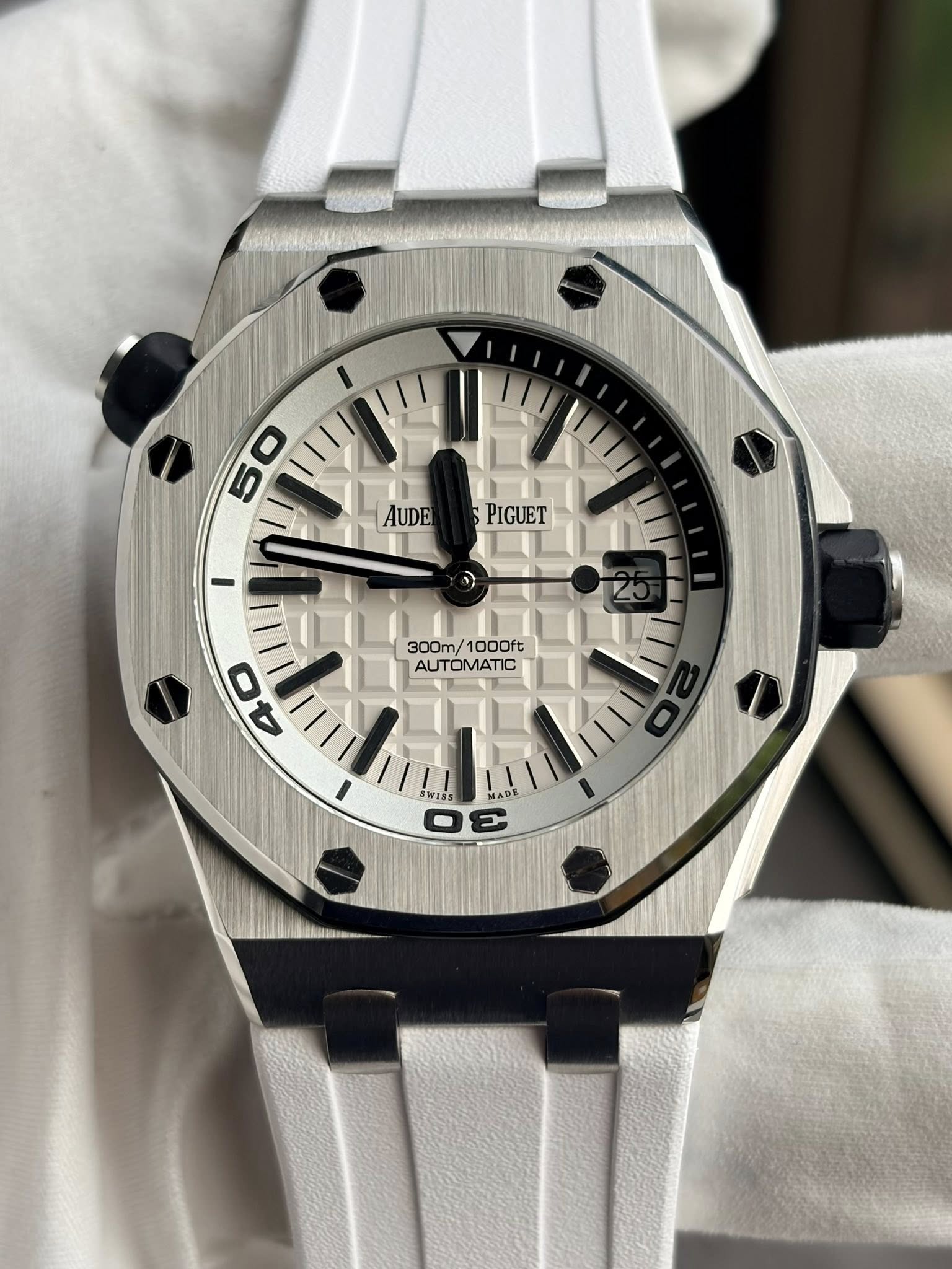 May be an image of wrist watch and text that says '50 AUDE PIGUET PIGUET 300m/ 300m/1000ft 1000ft AUTOMATIC 40 SWISS MADE MADE'