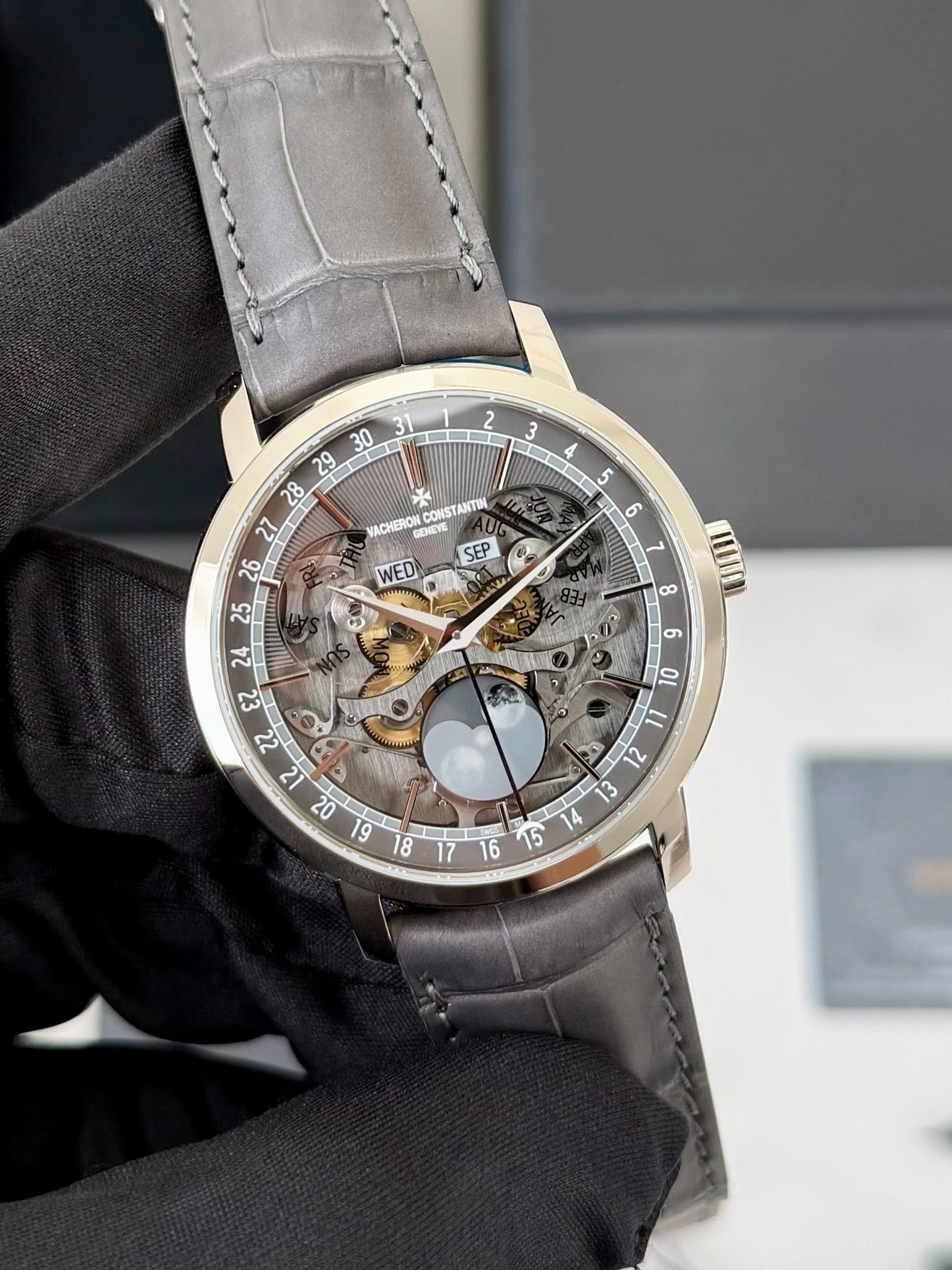 May be an image of wrist watch and text that says ' VACHERON GEMEVE CONSTANTI ሰሰ V HUSURUT 6 SEP WED 代 ε A مم ف 4 16 15'