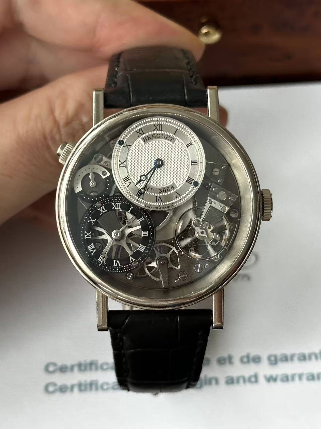May be an image of wrist watch and text that says 'cmim KCANU IL IX VIII I XI XI DIC ၁ 目 自 IX VII 台 ΙΛ Certific Certifica et de garan gin and warra'