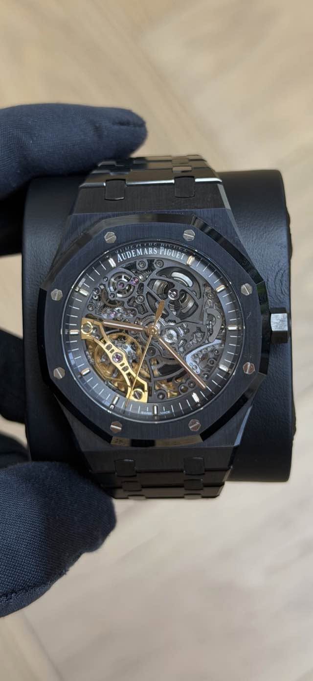 May be an image of wrist watch and text that says 'UDE ATDEMARSPIGUEL MARSPIGUET RS ARS PIGUET O ΘιθH'