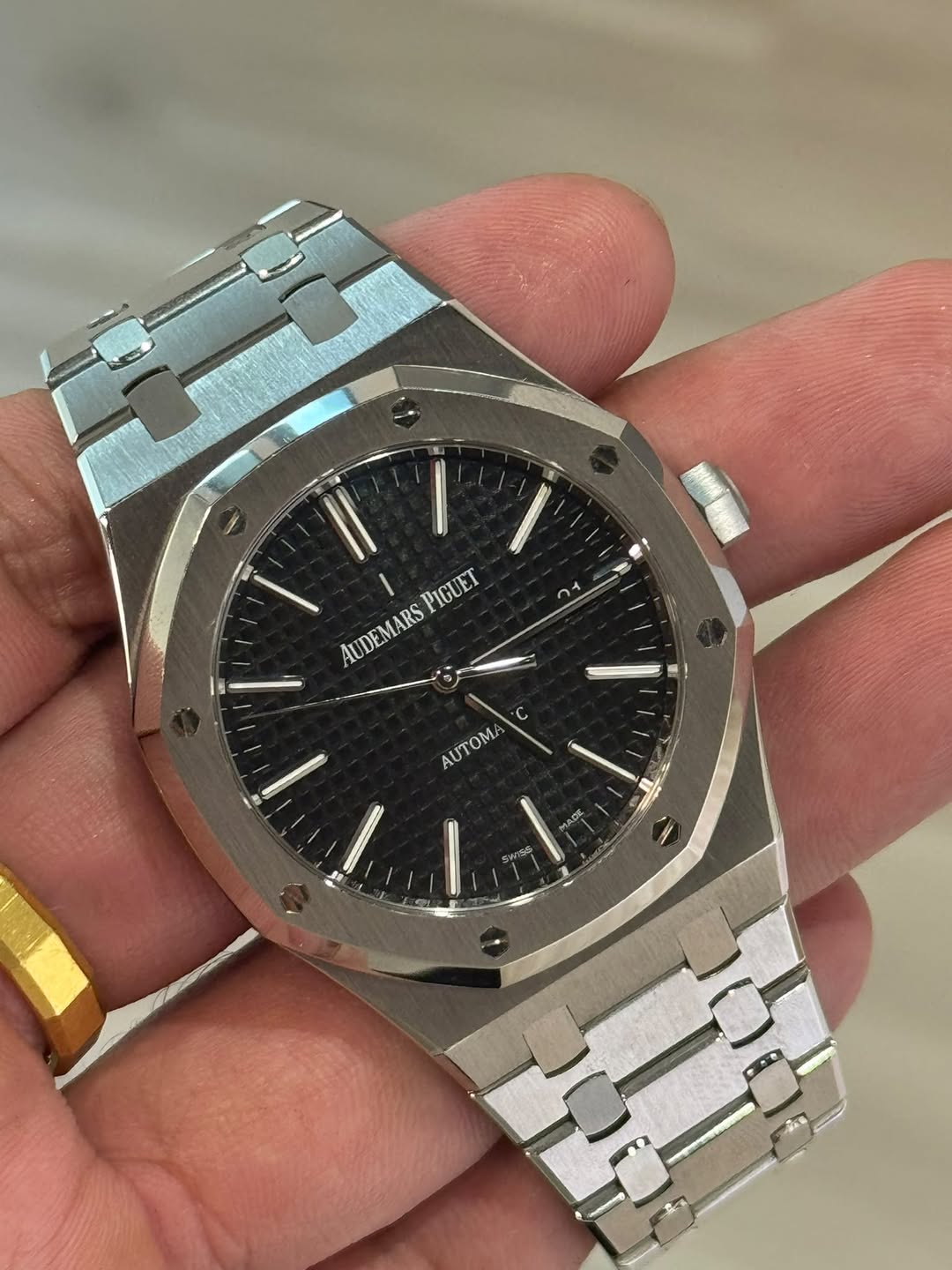 May be an image of wrist watch and text that says '1 AUDEMARSPIGUE PIGUET AUDEMARS AUTOMA'