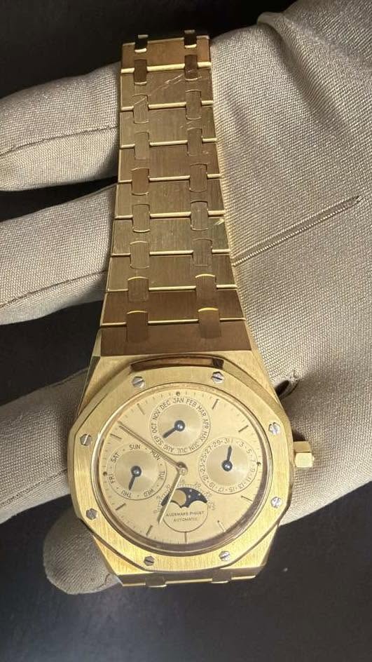 May be an image of wrist watch and text that says 'e NOV DEC ዕር AD R AE 5 ٥ SUN amy ٢ن 5A7 I 3- +5 و በነሌ ስ o3M 4:51 STMAPS e'