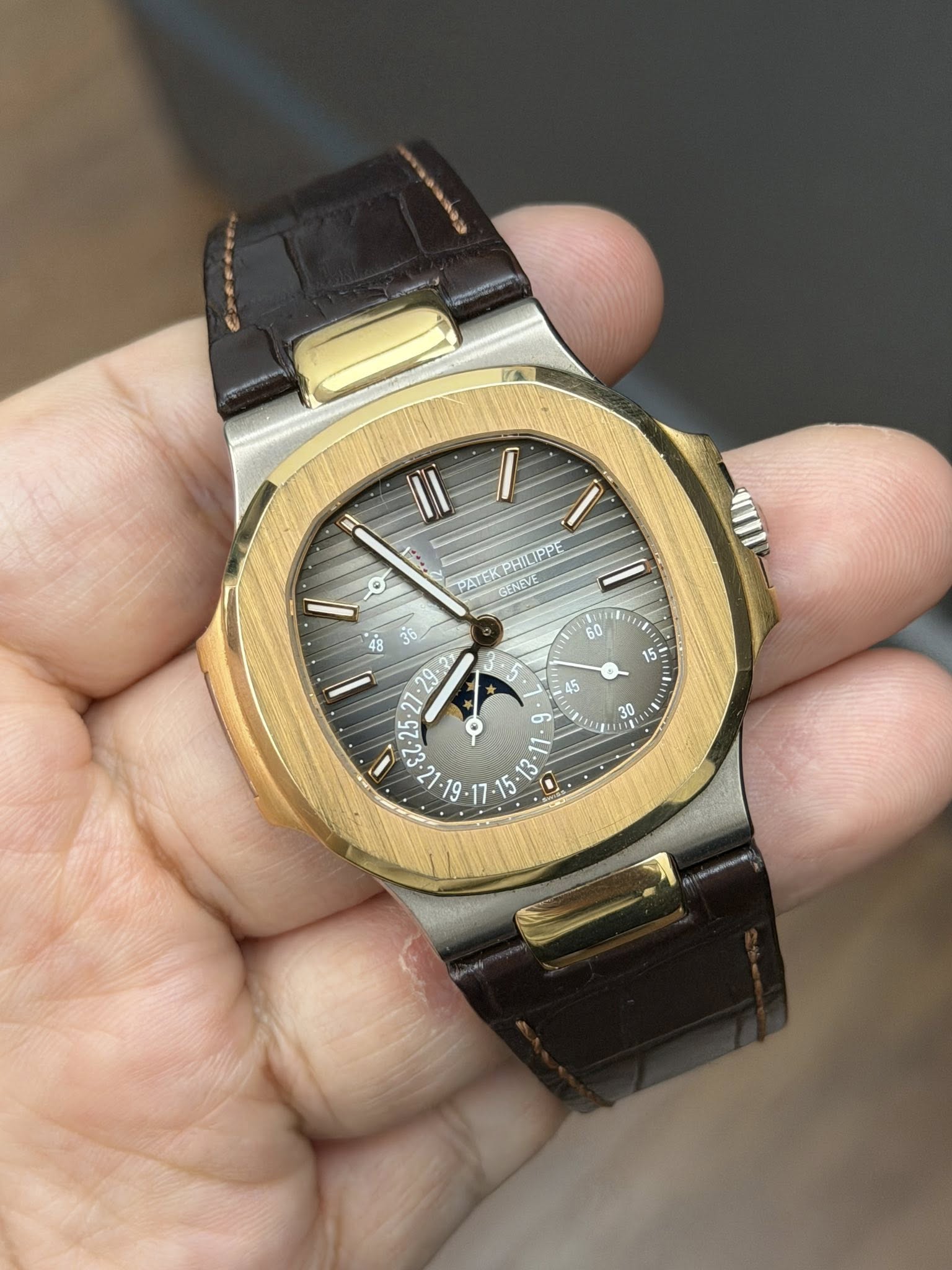 May be an image of wrist watch and text that says 'I ل o APΑTΕKΚ PATEKPHIUIPPE PRIOPPE DENEVE •2 29. E7: တ 30 מי AA n1 3.'