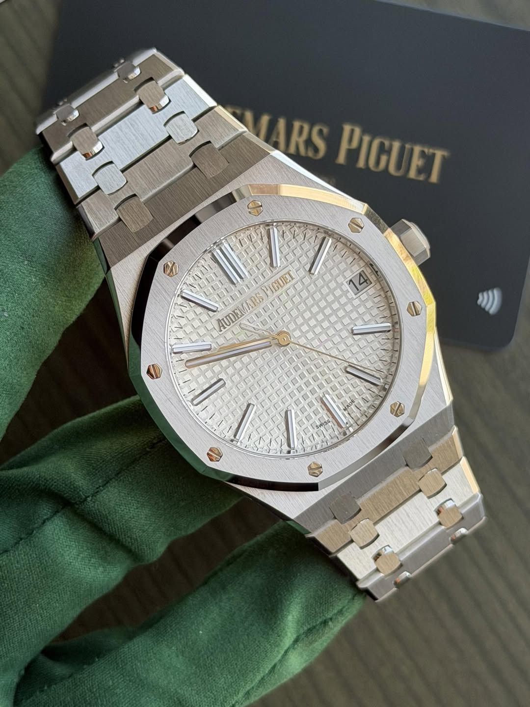 May be an image of wrist watch and text that says 'MARS PIGUET ET M 4 IQUEL AUDEMARS AUMEMARSPICUET KICl I 盛'