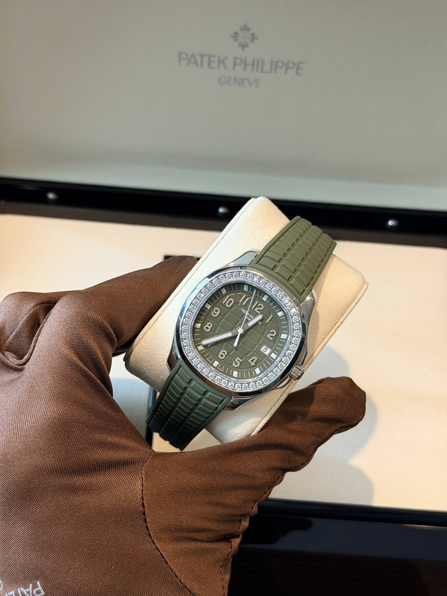 May be an image of wrist watch and text that says 'PATEK PHILIPPE PATEKPHILIPPE PHIL IPPE GENEVE 10 10 ဖ ထ K1'