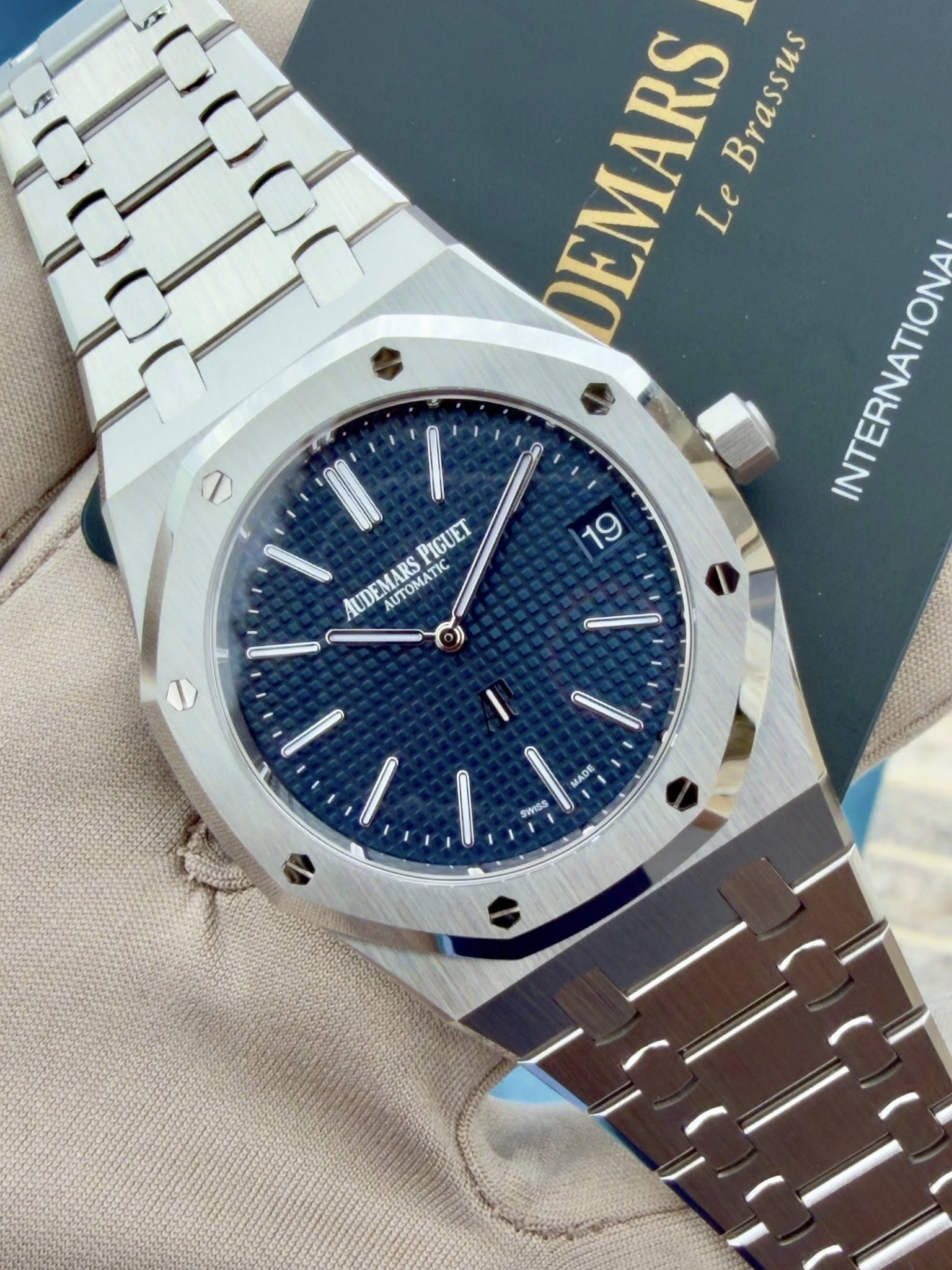 May be an image of wrist watch and text that says 'DEMARS Le Brassu Brassus Le INTERNATIONA ទគកល 1O PIGUET AUDEMARS TIC AUDEMARSPIGUET TIC I'