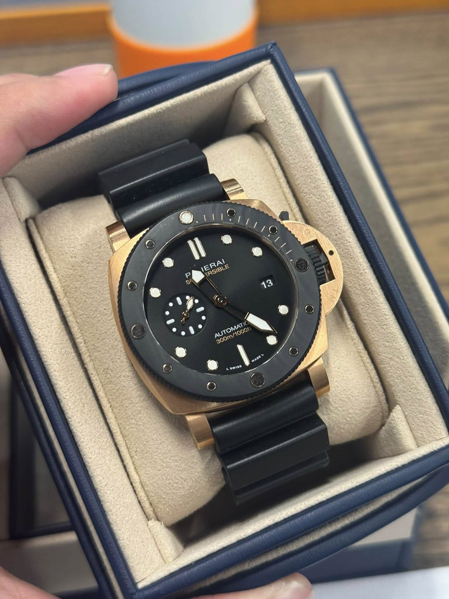 May be an image of wrist watch and text that says 'ERAI RGIBLE 13 1 ITOMAT awTaS そ番ル'
