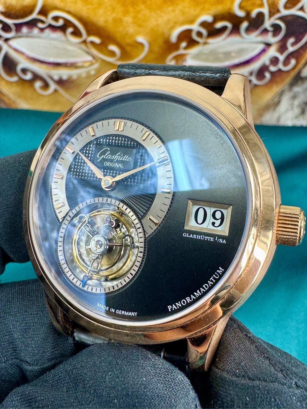 May be an image of wrist watch and text that says '252125 JI ים Glashjitte ORIGINAL 1オ311.. 製 1 U 09 GLASHÜTTE/SA GLAS GLASHUTTE HÜTTE /SA MADE IN N GERMANY PANORAMADATUM'