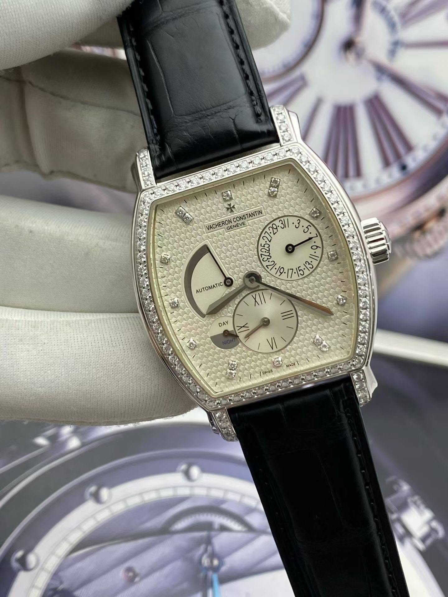 May be an image of wrist watch and text that says 'S R ONSTANTON VACHERON ACHERONCON GENEVE VACHERON.COASTANTON ENEVE ៊ VACHERONCONSTANTON D AUTOMATIC 母 XII DAY 分 = 향 110 Smss'