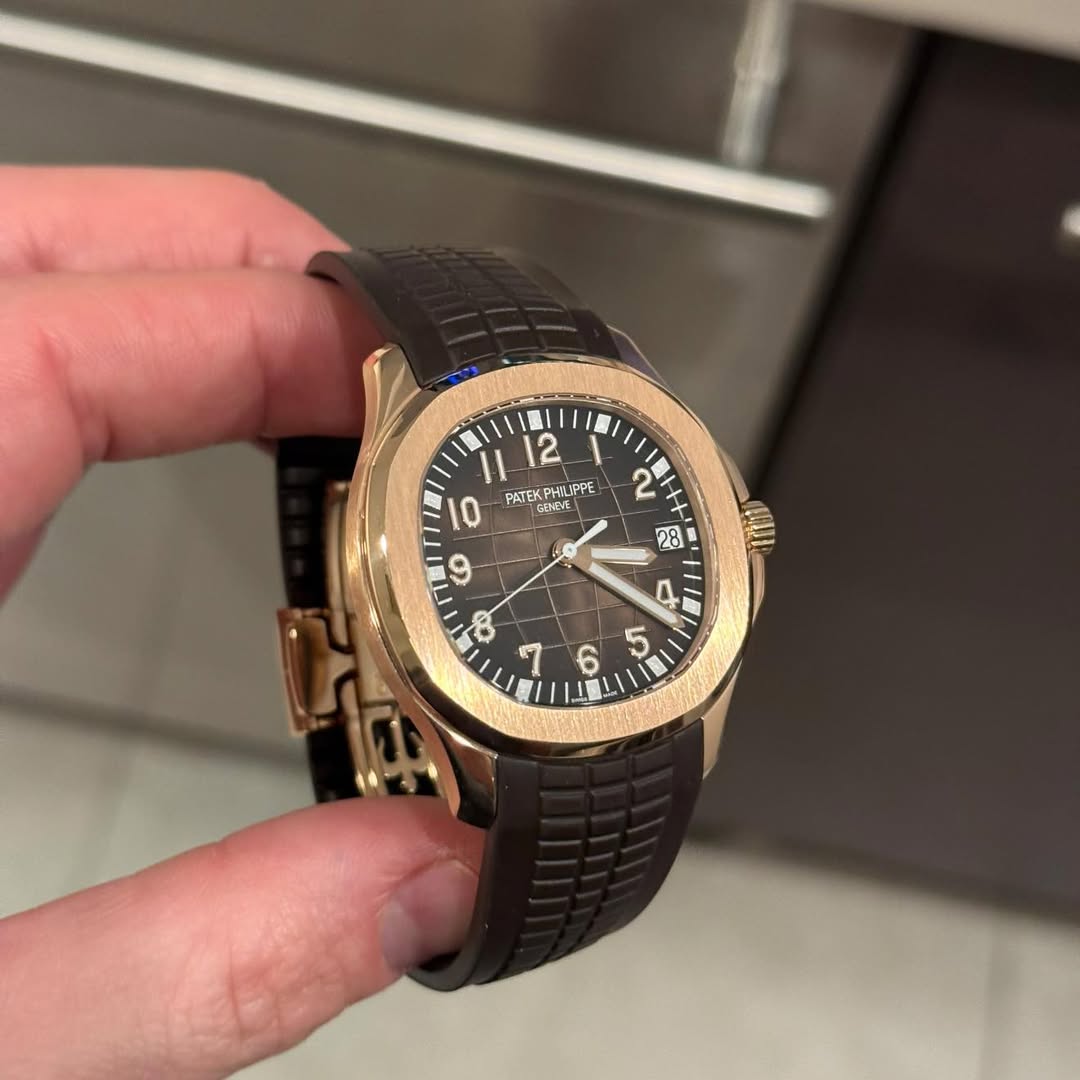 May be an image of wrist watch and text that says 'iI 12 10 PATEKP PATEKPHИPΡΕ HIJPPE GENEV SDVE 9 ॐੇ B F 2 2 4 4~ HE 6 -'