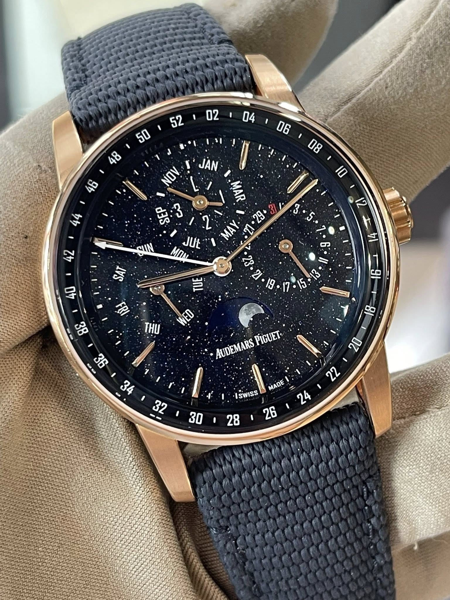 May be an image of wrist watch and text that says '52 ' ΝΟν 08 10 44 SEP فی 42 3 5 GUN 12 土 4 끼 JAN MAR ရ MAY لم 29 JUŁ MDM C SAT 4D ( TUE FRI 19 91 WED THU 6O స M 36 36 34…