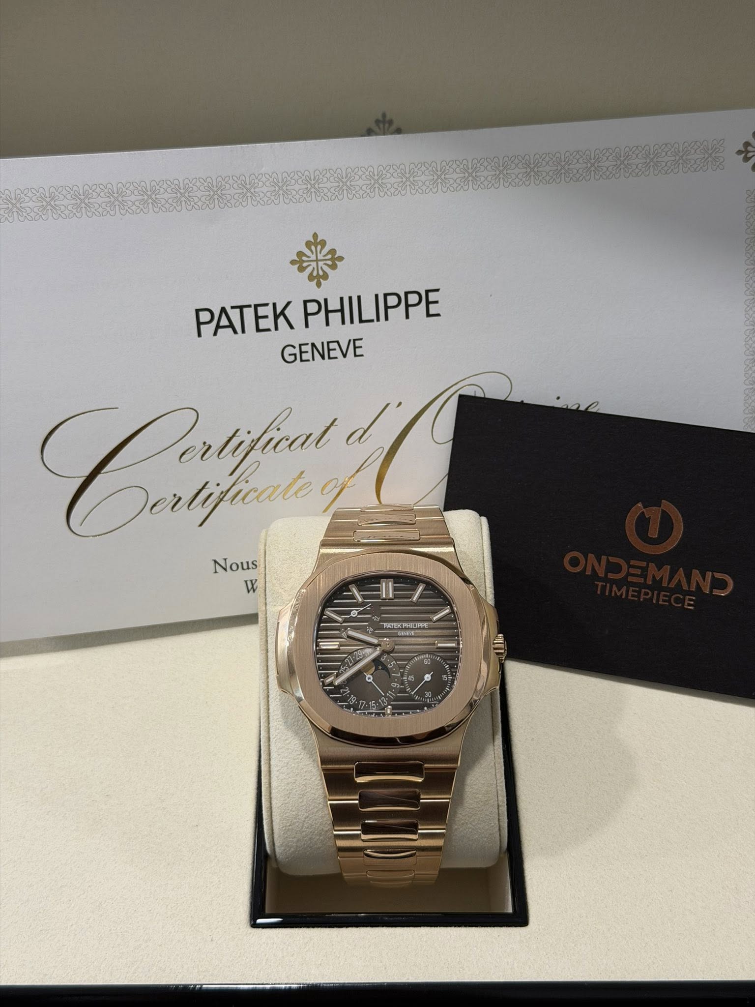 May be an image of wrist watch and text that says 'PΑTΕΚ PATEKPHILIPPE PHILIPPE GENEVE фи d' Derlificale Nous W TATEKT NOECRICIN is'