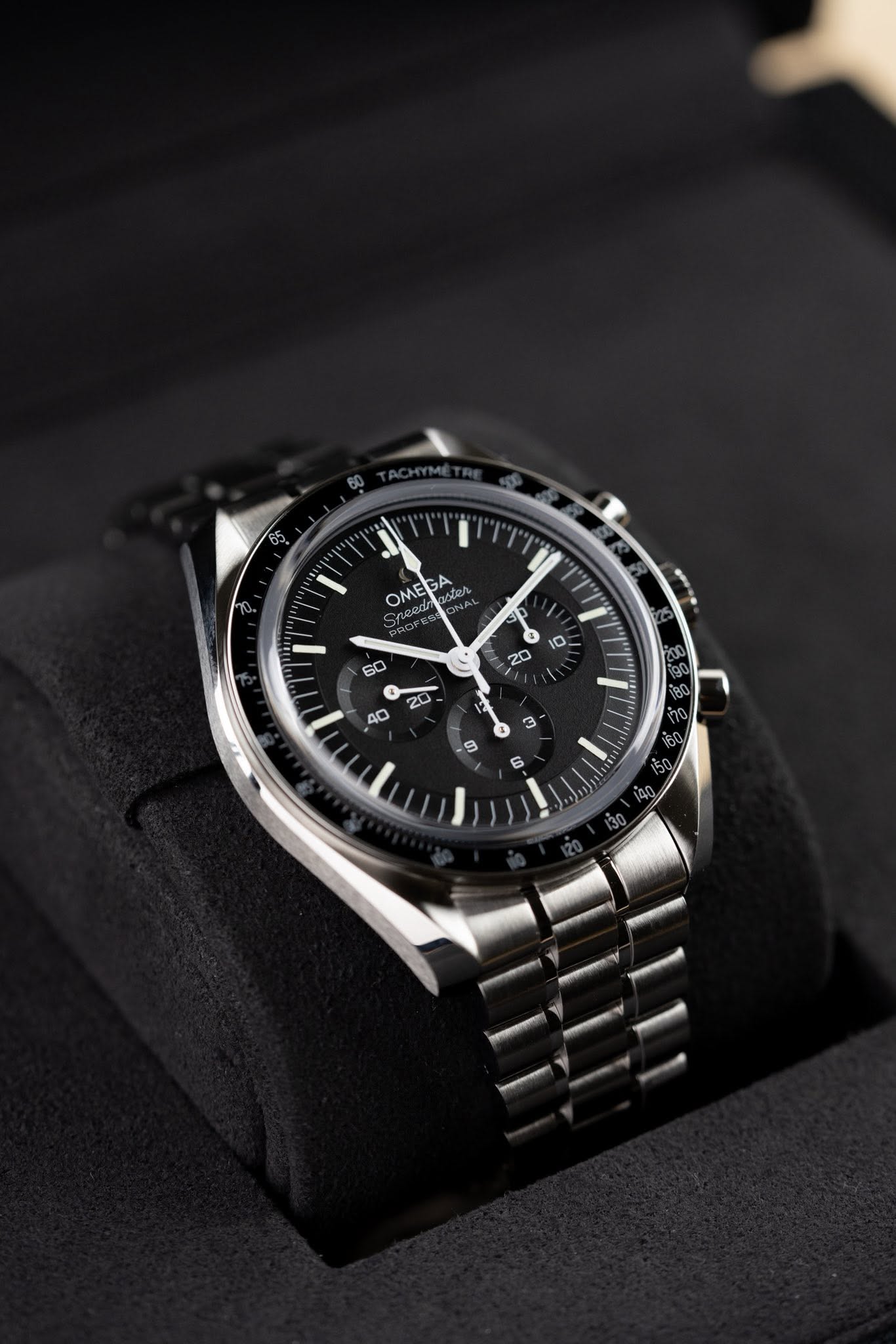 May be an image of wrist watch and text that says 'I OME OMEGA Boteh たたん A Ho GA JA '