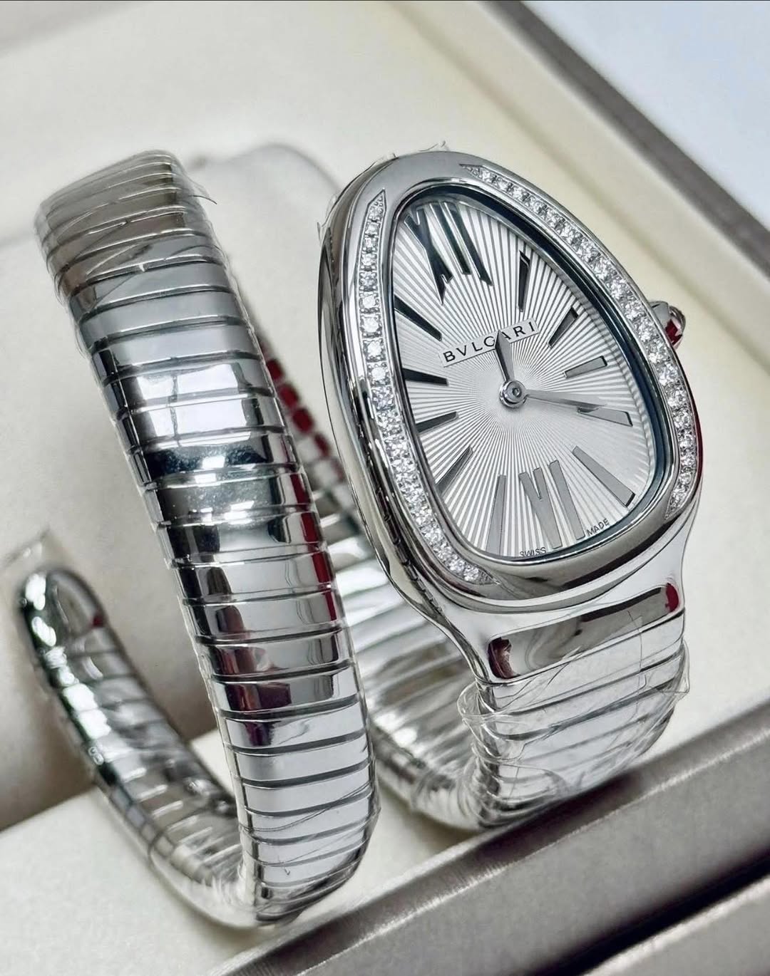 May be an image of digital watch and text that says 'B MADE 燕'