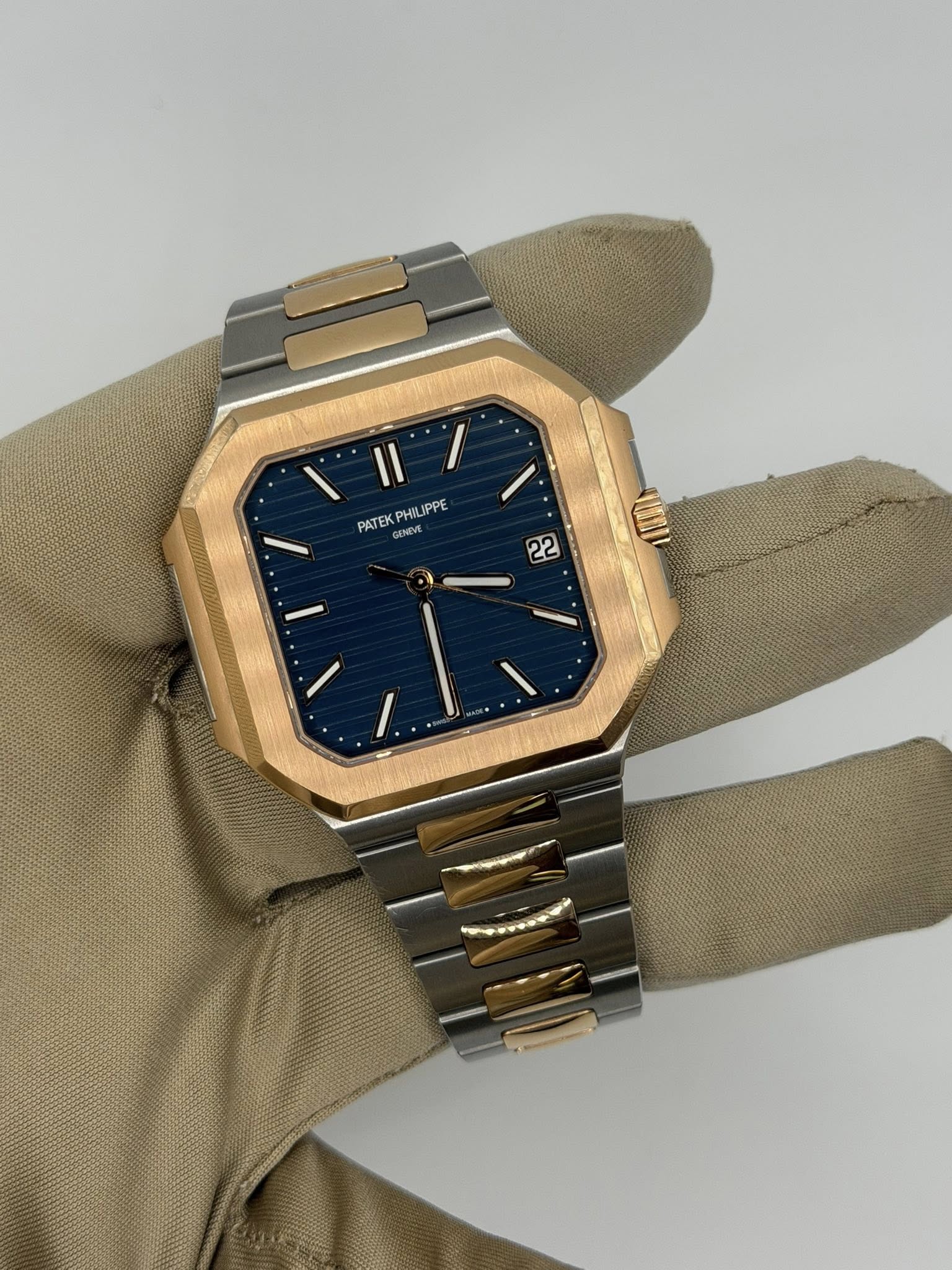 May be an image of wrist watch and text that says 'Il / PATEK GENIVE PATEKPHILIPPE HI PHIL JPPE 22 ١ /'