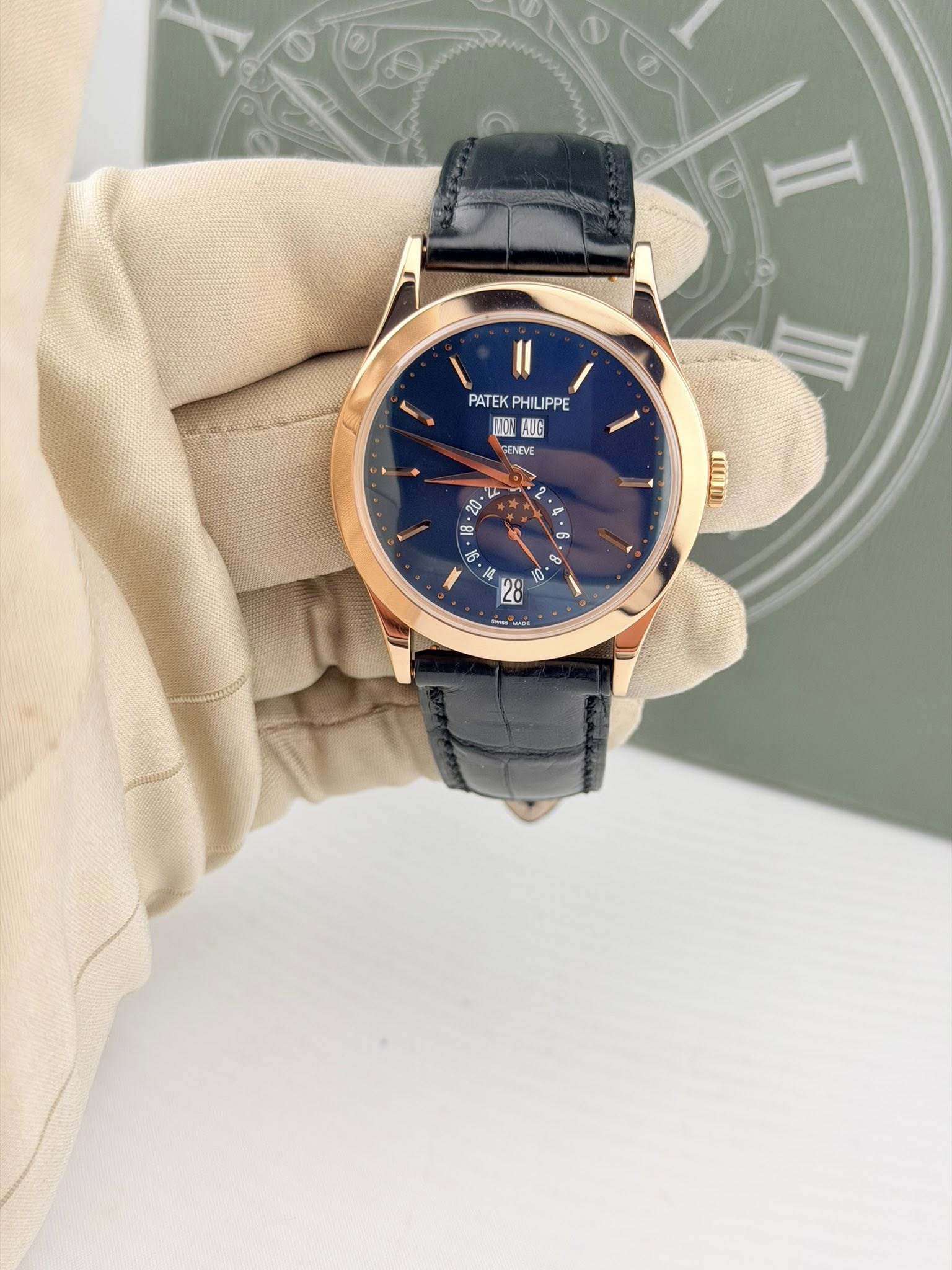 May be an image of wrist watch and text that says 'PATEK PATEKPHILIPPE PHILIPPE LOK OR AUE GENEVE 20 0 .U 0 90 요 2 • $ AOH 80 10 20'