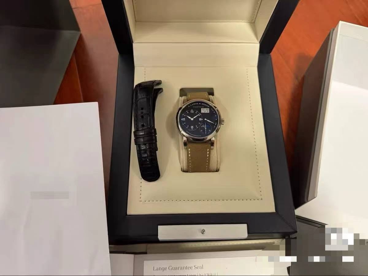 May be an image of digital watch and text that says '国 LangeGuaranteeScal Lange Guarantee :Seal Ma'