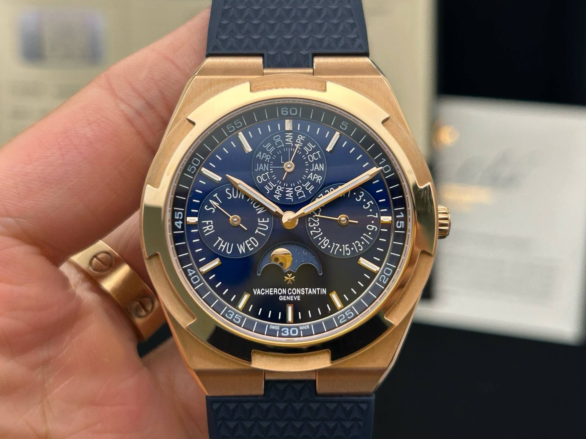 May be an image of wrist watch and text that says '60 55/ 50 S APps O0 OCT JANE JAN OCT APp App APP SUMV JUL APR JANÓ: SA ENNC 3. EF TUE THU ED : VACHERON VACHERONCONSTANTIN…