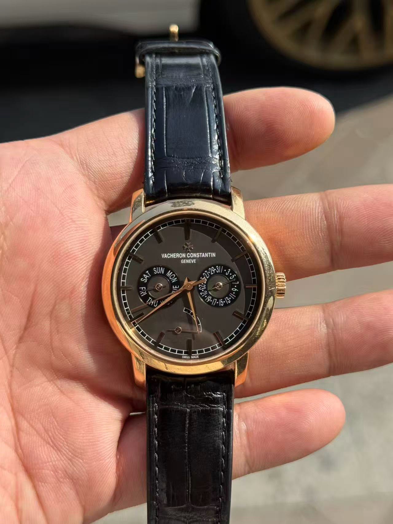 May be an image of wrist watch and text that says 'IIII VACHERON VACHERON.CONSTANTIN CONSTANTI CONST ANTIN TIII 子 GENEVE SUN 文 ን D ΑΙ E ID L'