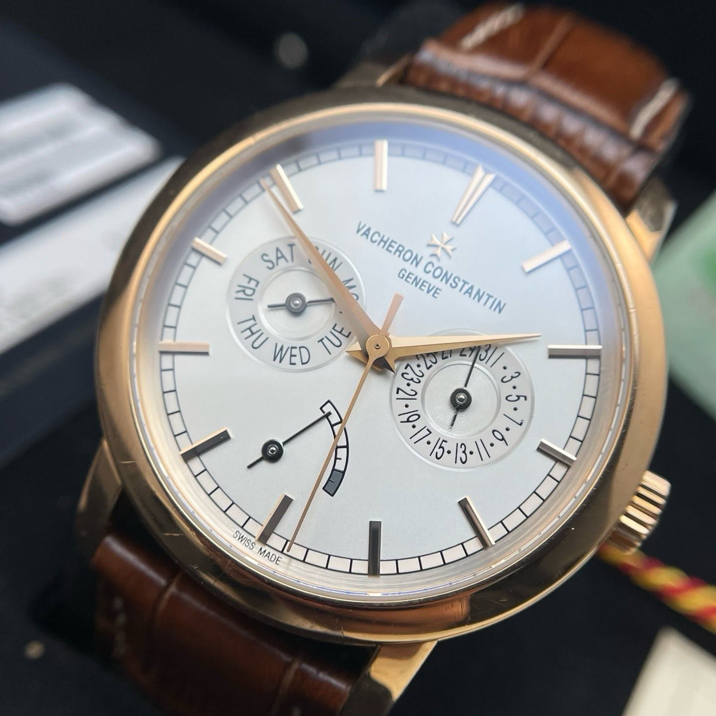 May be an image of wrist watch and text that says '5557 VACHERON GENEVE CONSTANTIN SAT เปร 포 عا WED TUE ف o a 6 3- ۱ .3.5.7.6. ج 5 SWISS MADE'