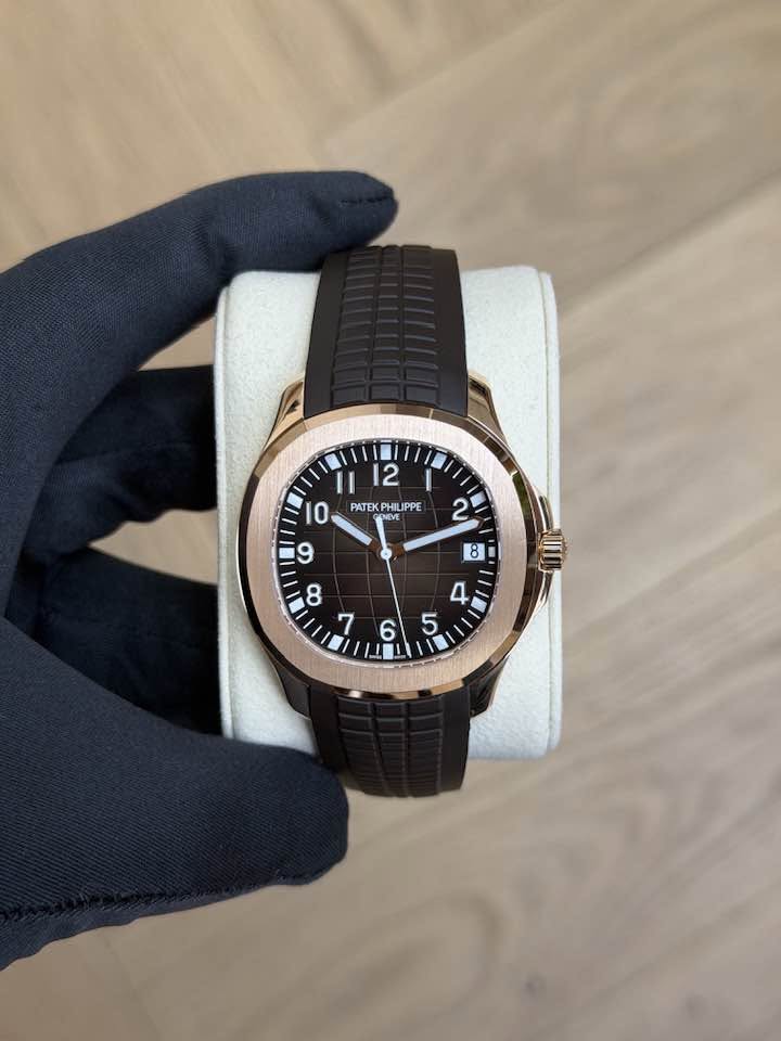 May be an image of wrist watch and text that says '12 II 0 0 PATEK PHIL JPPE و '
