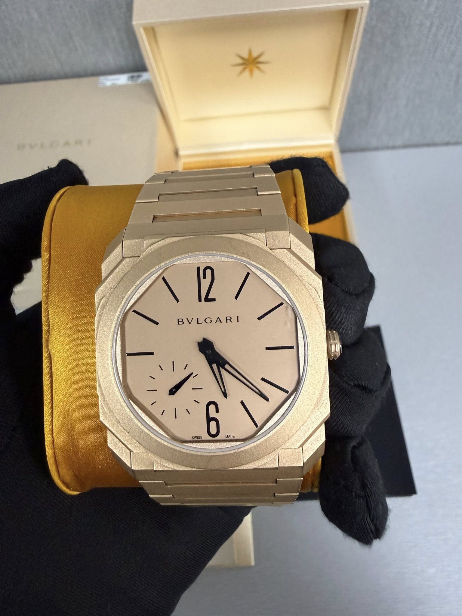 May be an image of wrist watch and text that says '١ 12 12/ / BVLGARI ي TNIA 6'