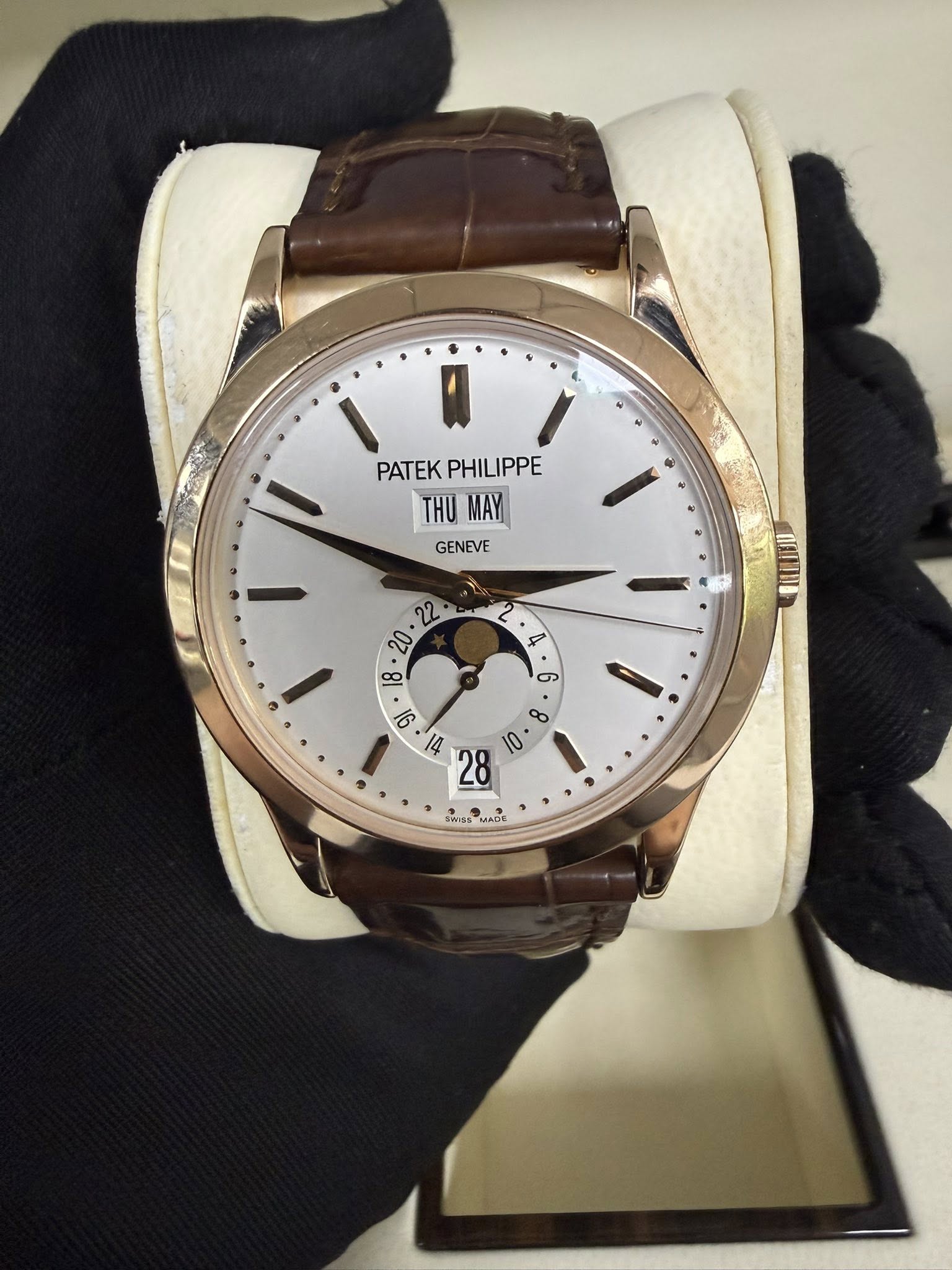 May be an image of wrist watch and text that says '4 PATEK PATEKPHILIPPE PHILIPPE THU MAY GENEVE 22 20 A O 28 SMSMADE MADE'