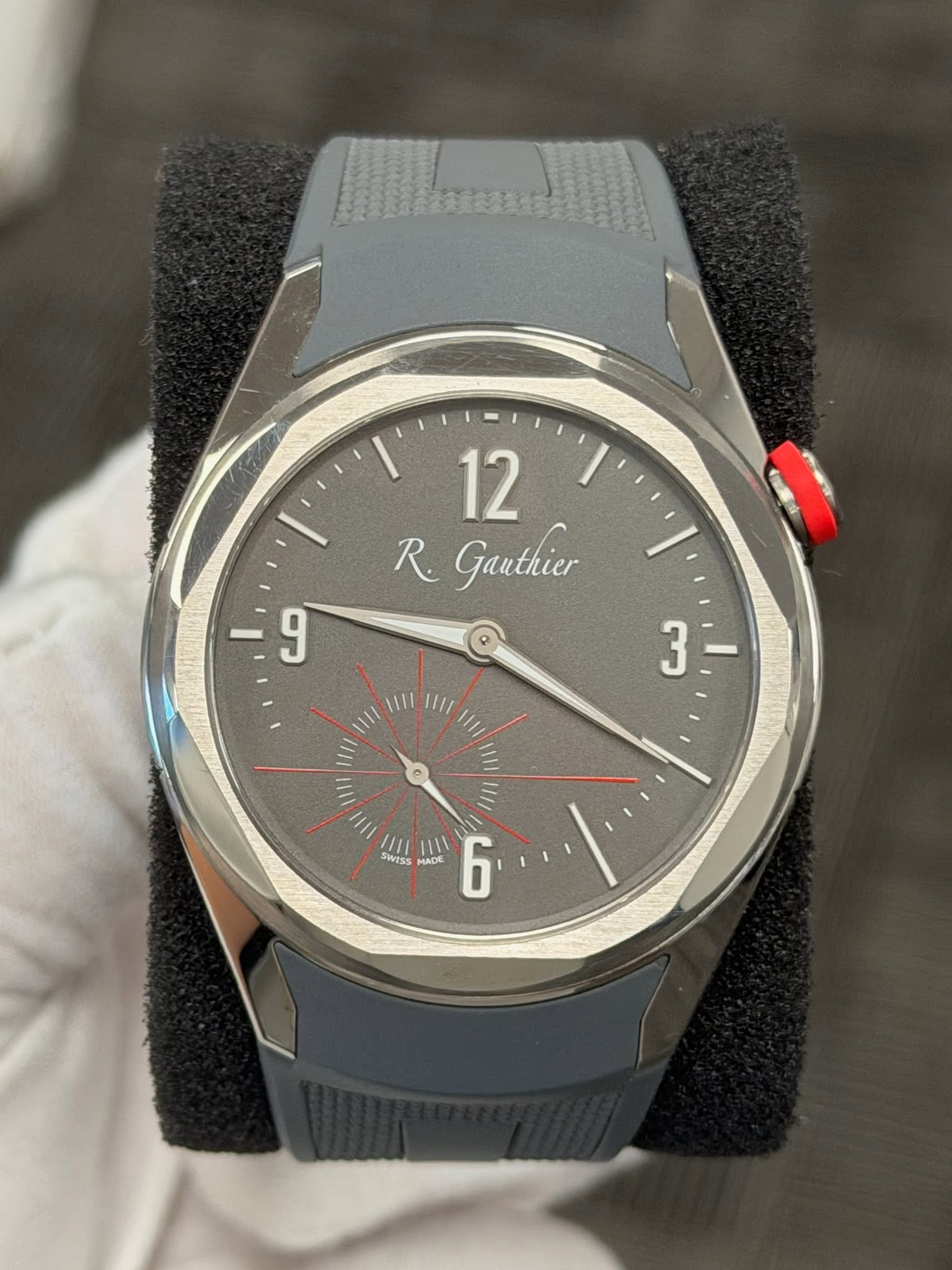 May be an image of wrist watch and text that says 'I 12 R. Gauthier 9 @ 3 3- I|I III 11I 1II Ln VIN 1 I IIII 1ا SWISS MADE PADE 1II 6'