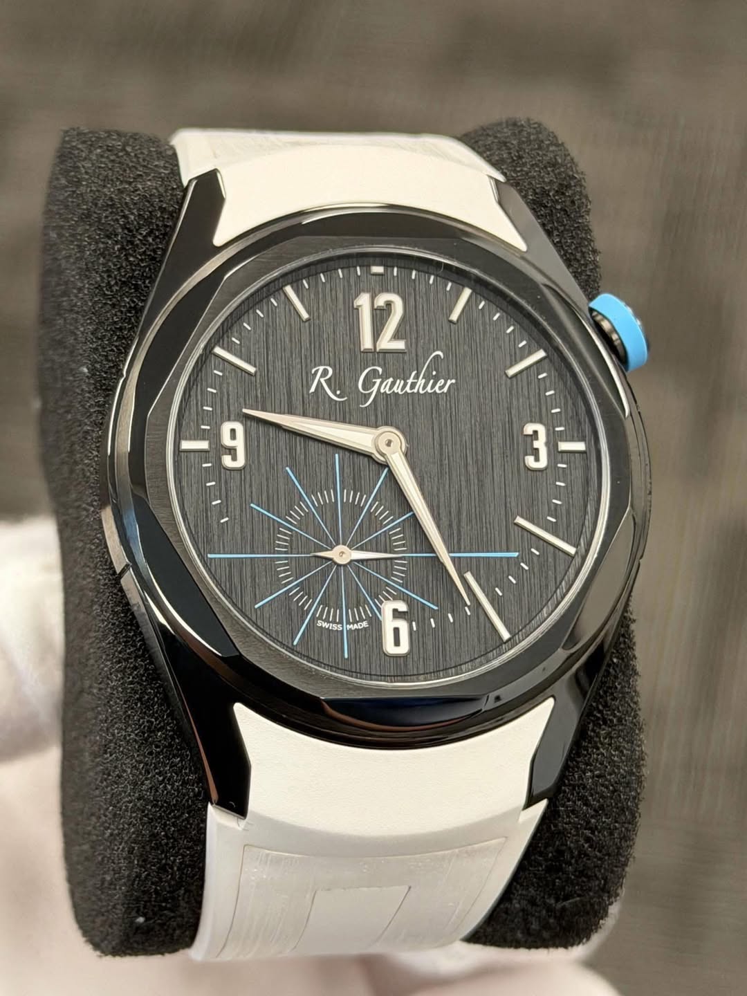 May be an image of wrist watch and text that says '12 R. Ganthier 9 د 3 1II E SWISS DIE MADE I 6'