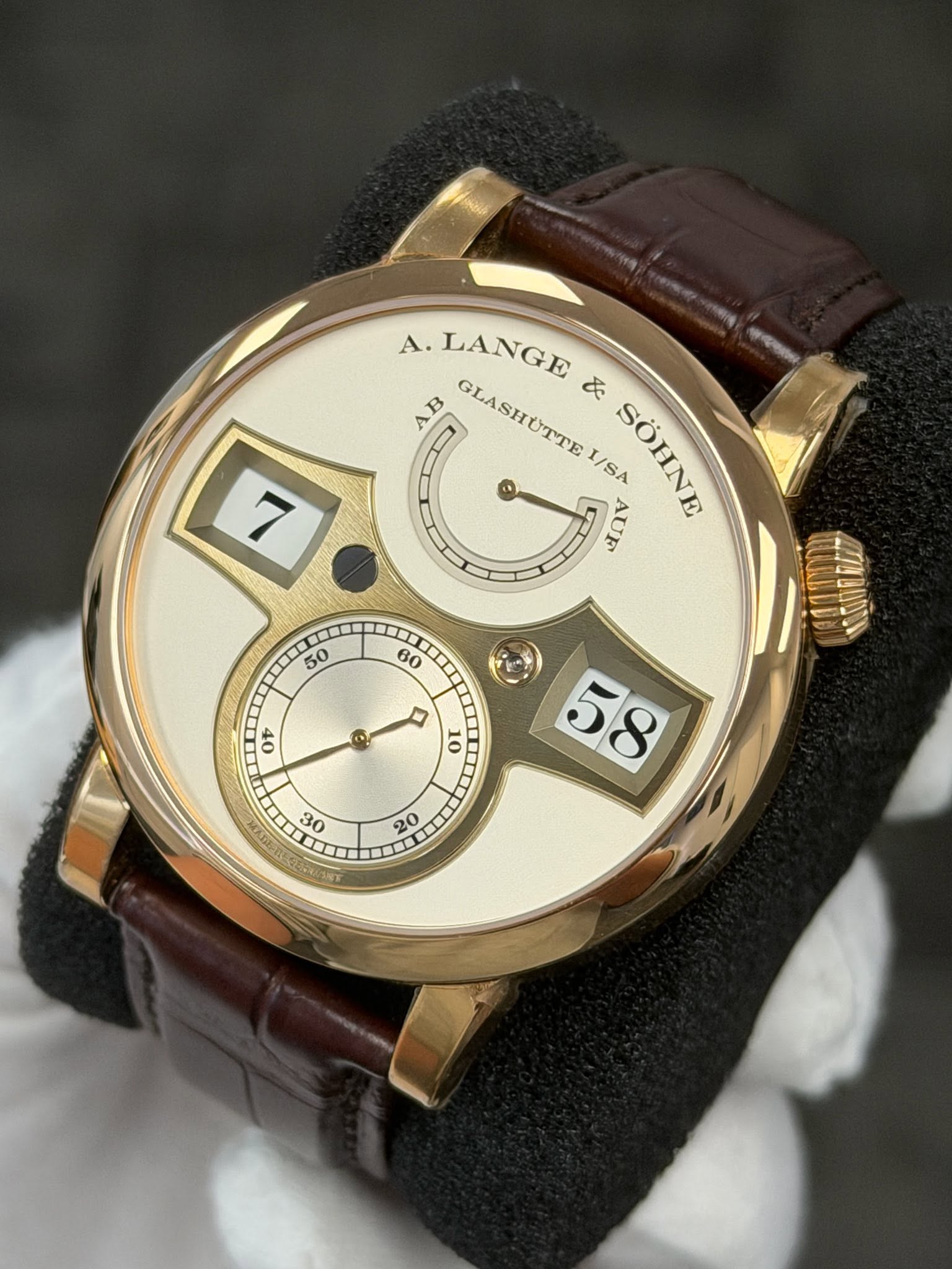 May be an image of wrist watch and text that says 'A. LANGE GLASHÜTTE GLASHUTTEI/S で L/SA SOHNE AUF 7 50 60 ዐቅ ® اك 10 30 ၁ 20 58'