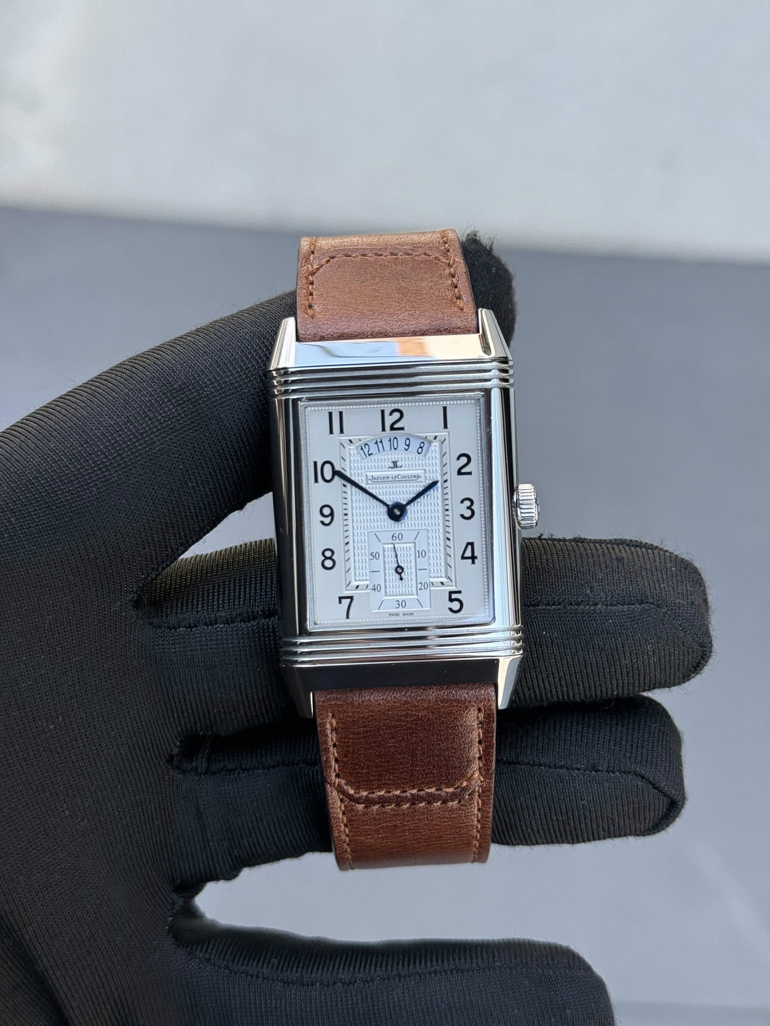 May be an image of wrist watch and text that says '10 II 신리다 A '