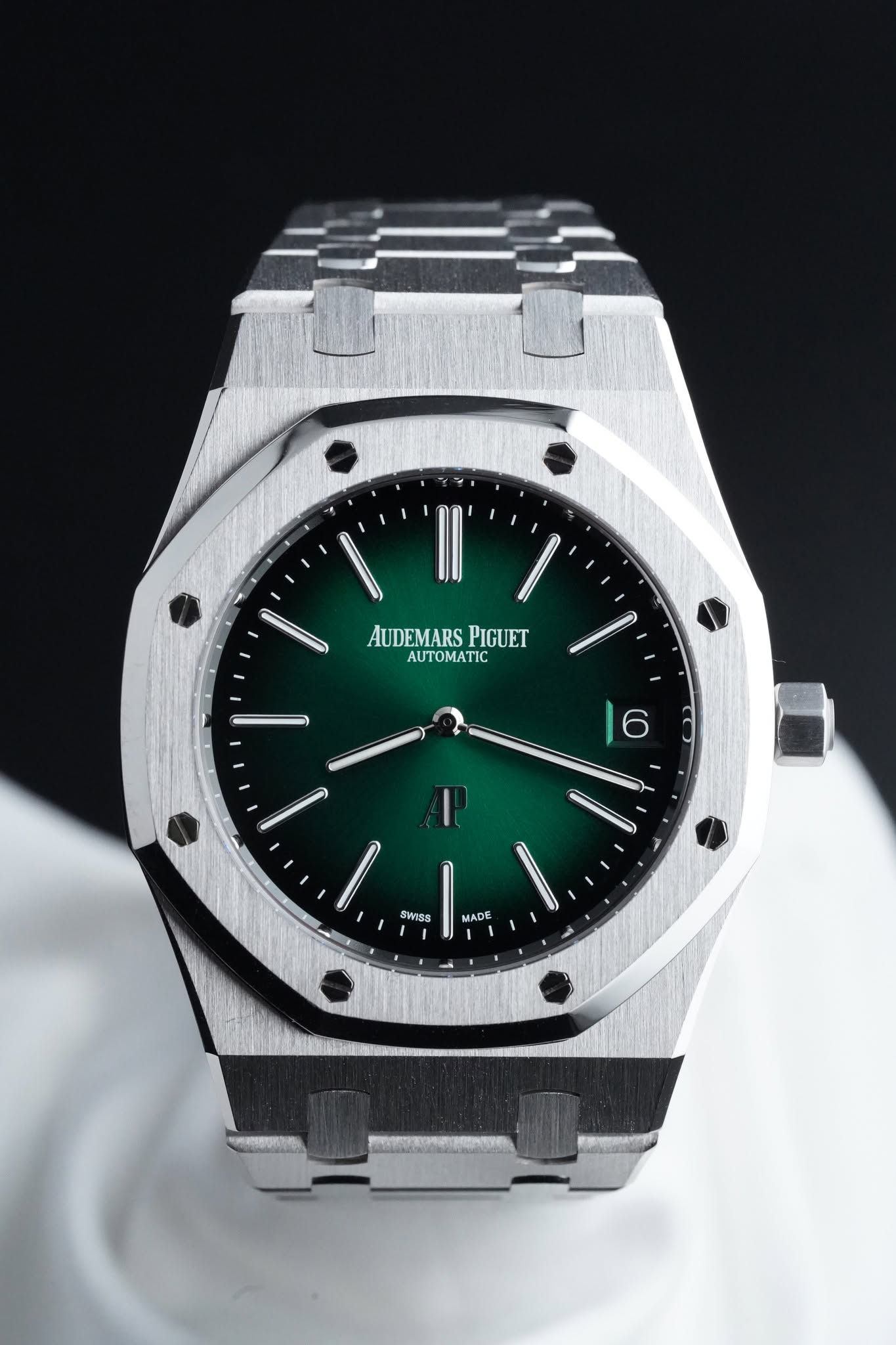 May be an image of wrist watch and text that says 'AUDEMARS AUDEMARSPIGUET PIGUET ΑΤΟΜΑΤΙ |6 د I SWIss ADE U й'