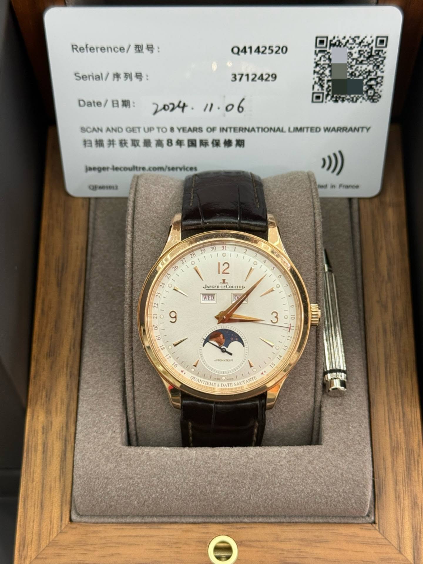 May be an image of wrist watch and text that says 'Reference/ 찐묵: Serial/ Serial/序列号: 序列号: Q4142520 Date/ 日期: SCAN AND GET SCANANDGETUPTOBY UP YEARS OF INTERNATIONAL LIMITED…