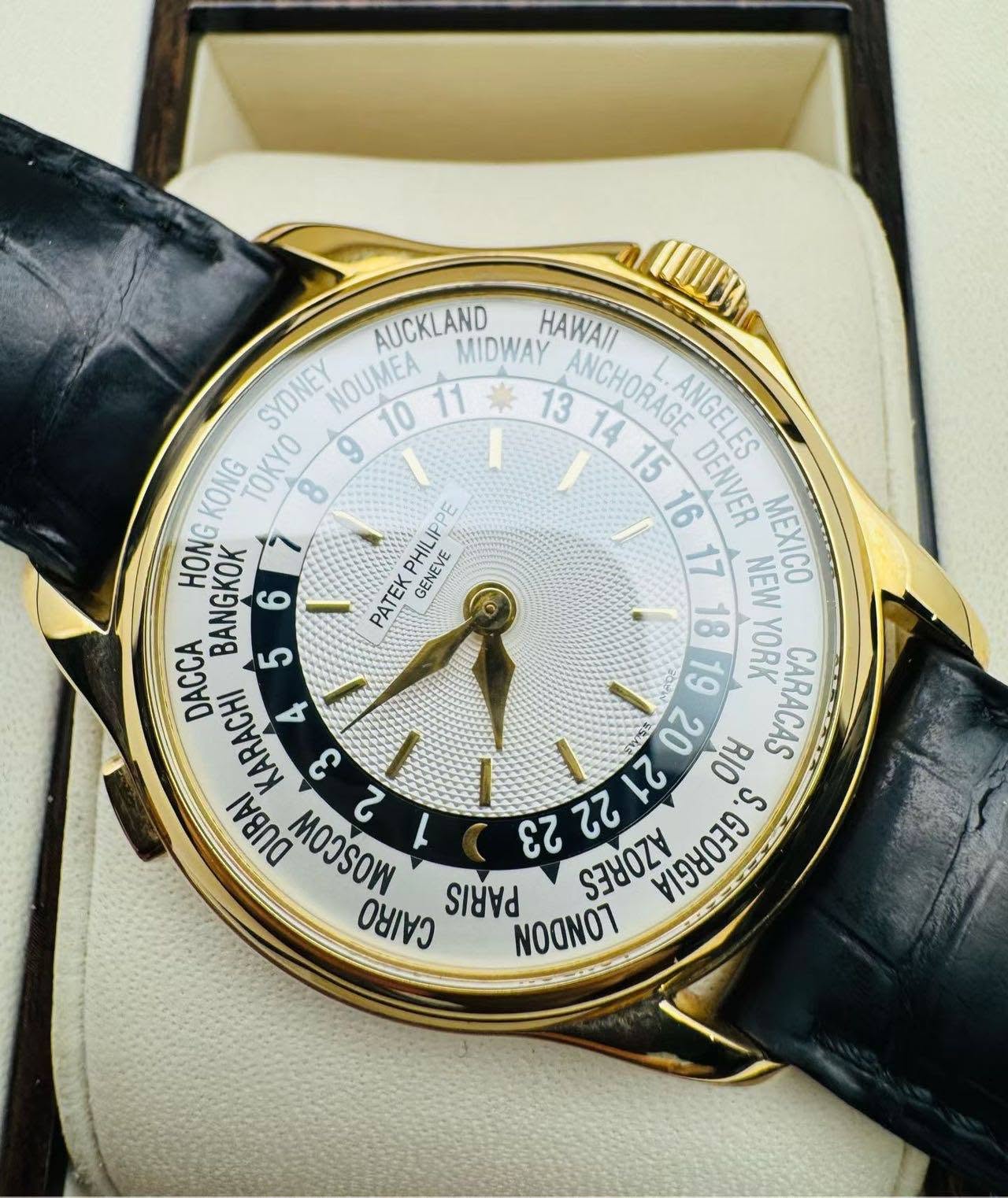 May be an image of wrist watch and text that says 'AUCKLAND MIDWAY ANCHORAGE ANGELES HAWAII SYDNEY NOUMEA 11 ※ 13 10 KONG TOKYO 8 9 I E 16 DENVER HONG BANGKOK 5 PHILIP GENEVE 生所…