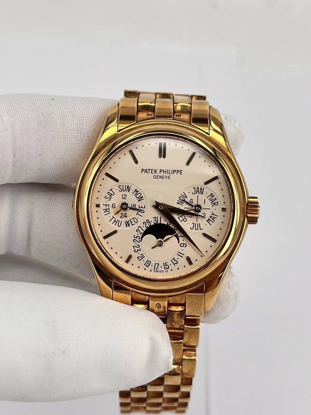 May be an image of wrist watch and text that says 'O II PATEK PHILIPPE GENEVE SAT 12 SUN- MON JAN MAR FFE υ 24 WED EP 人けん አማማ፡ JUL .ک II'
