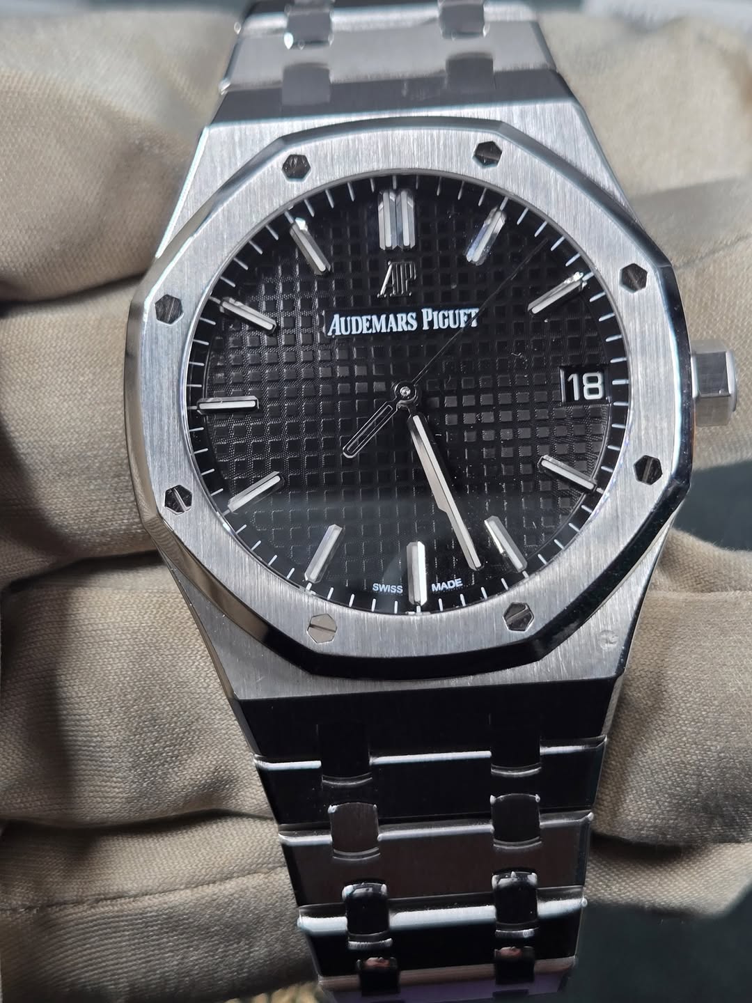 May be an image of wrist watch and text that says 'AUDEMARS PIGUFT 9 118 SWISS MADE'
