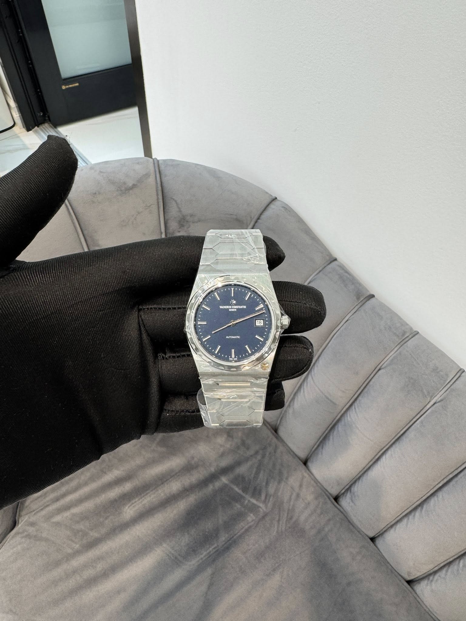 May be an image of wrist watch and text that says '۱ I / P E T ٠ H'