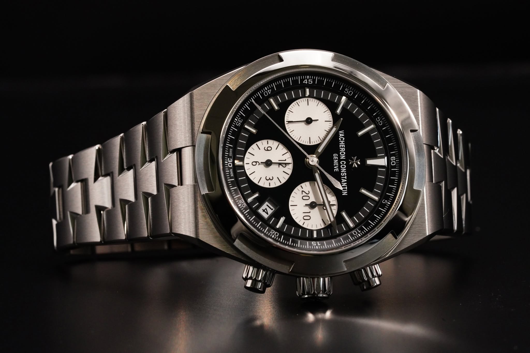 May be an image of wrist watch and text that says 'O0 1/ مت iti و 30 6 w - 50 VACHERON GENEVE CONSTANTIN 14 T MeRES -'